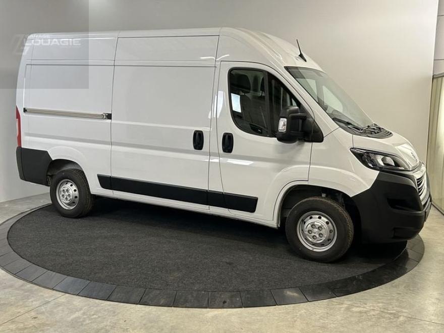 Deze Peugeot Boxer zonder kilometers wordt geleverd met 2 jaar garantie.
Het plaatsen van vloer- en wandbekleding is mogelijk.
Afleveringspakket €200 + btw