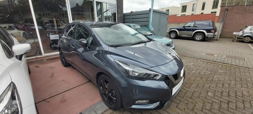 Deze Nissan Micra, afkomstig van Garage Zagers, is een betrouwbare keuze voor wie op zoek is naar een praktische en comfortabele auto. Hij is voorzien van een handgeschakelde transmissie en rijdt op benzine, wat hem voor vele bestuurders aantrekkelijk maakt. De grijze kleur in solid paint geeft deze model een tijdloze en strakke uitstraling. 

Uiteraard is de Micra voorzien van moderne technieken zoals cruise control en een multifunctioneel stuurwiel. Voor extra gemak is er een centraal vergrendelingssysteem, waarmee je eenvoudig de deuren kunt vergrendelen of ontgrendelen. De achteruitrijcamera en het parkeersysteem vergemakkelijken het parkeren, zodat je je geen zorgen hoeft te maken over krappe ruimte. 

Voor de nodige comfort is de Micra uitgerust met handmatige airconditioning en lederen bekleding. De radio met CD-speler zorgt voor de nodige muzikale afleiding tijdens het rijden. De elektrisch inklapbare zijspiegels zijn een handige extra, vooral in drukke parkeeromgevingen. 

Veiligheid is ook een belangrijk aspect van deze wagen; met ABS, ESP, en active brake assist ben je optimaal beschermd. De dagrijverlichting en full LED-koplampen zorgen voor maximale zichtbaarheid, terwijl het bandenspanningcontrolesysteem je op de hoogte houdt van de staat van je banden. 

Deze Nissan Micra is een ideale auto voor zowel stad als buitengebied. Wens je meer informatie over deze wagen? Vraag het gerust aan je garagehouder.
