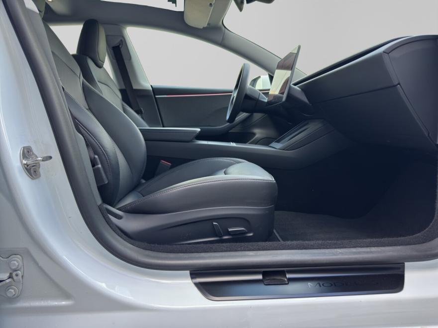 Achterbank 1/3 - 2/3, Adaptieve Cruise Control, Airconditioning, Armsteun, Automatische klimaatregeling, Automatische Tractiecontrole, Centrale deurvergrendeling met afstandsbediening, Cruise Control, Electrische ruiten, Electrische spiegels, Electrische zetelverstelling, Elektrisch verstelbare buitenspiegels, Elektrische achterklep, ESP, Getinte ramen, LED dagrijverlichting, LED koplampen, Lederen bekleding, Lederen stuurwiel, Lendensteun, 18 velgen, Lichtmetalen velgen, Lichtsensor, Multifunctioneel stuur, Panoramisch dak, Parkeerhulp achter, Parkeerhulp met camera, Parkeerhulp voor, Parkeersensoren, Regensensor, Skiluik, Sleutelloze toegang, Sportzetels, Standverwarming, Stuurbekrachtiging, Trekhaak, Verwarmd stuurwiel, Zetelventilatie, Zetelverwarming, Aanraakscherm, Bluetooth, Boordcomputer, DAB radio, Geluidssysteem, Handsfree, MP3, Navigatiesysteem, Radio, Spraakbediening, USB, ABS, Airbag bestuurder, Airbag passagier, Alarm, Bandenspanningscontrolesysteem, Bochten verlichting, Centrale vergrendeling, Dagrijlichten, Dodehoekdetectie, Hoofd airbag, Isofix, Lane Departure Warning-systeem, Noodoproepsysteem, Noodremassistent, Verkeersbordherkenning, Zij-airbags, 360° camera, Automatische klimaatregeling, 3 zones, Binnenspiegel automatisch dimmend, Botswaarschuwing, Elektronische parkeerrem, Garantie, Geheel digitaal combi-instrument, Grootlichtassistent, Inductieladen voor smartphones, Koplamp volledig LED, Met onderhoudshistoriek, Niet-rokersvoertuig, Sfeerverlichting, Snelheidsbeperkingsinstallatie, Verblindingsvrij grootlicht
<ul><li><p>EVERCAR is de specialist in elektrische tweedehandswagens met jarenlange ervaring alle merken</p></li></ul><ul><li><p>Gekeurd voor verkoop en geleverd met Car-Pass</p></li></ul><ul><li><p>State of Health (SOH) batterij testcertificaat op aanvraag</p></li></ul><ul><li><p>12 maanden waarborg zonder kilometerbeperking. Extra waarborg mogelijk tegen meerprijs.</p></li></ul><ul><li><p>Operationele lease, financiele renting, financiering op maat.<br><br></p></li></ul><p>Toch niet de wagen die je zoekt? Bekijk ons volledig aanbod op onze website of geef ons door welke wagen je wil en wij gaan voor jou op zoek.</p><p>Wij werken enkel op afspraak in onze showroom te Begoniastraat 2c, 9810 Nazareth - De Pinte</p><p>Contact : Bruno Van Nieuwenburg T : +32 486 675414&nbsp; E : bruno@evercar.be</p>
