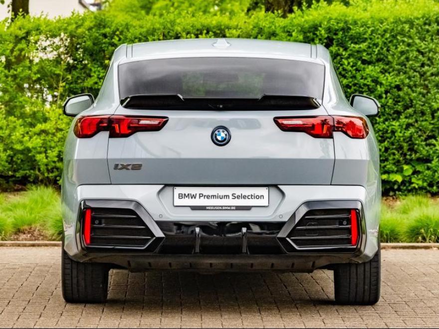 <p>&amp;nbsp;</p>
<p><span>01EK</span>&amp;nbsp;<span>BMW LM-velg dubbele spaak 871M STD</span></p>
<p><span>0230</span>&amp;nbsp;<span>EU-specifieke extra werkzaamheden</span></p>
<p><span>02PA</span>&amp;nbsp;<span>Wielbout met slot</span></p>
<p><span>02VB</span>&amp;nbsp;<span>Bandenspanningsweergave</span></p>
<p><span>02VC</span>&amp;nbsp;<span>Bandenreparatieset</span></p>
<p><span>02VF</span>&amp;nbsp;<span>Adaptief M-onderstel</span></p>
<p><span>0313</span>&amp;nbsp;<span>Buitenspiegel inklapbaar</span></p>
<p><span>0320</span>&amp;nbsp;<span>Ontfall, type-aanduiding</span></p>
<p><span>0322</span>&amp;nbsp;<span>Comforttoegang</span></p>
<p><span>0337</span>&amp;nbsp;<span>M Sportpakket</span></p>
<p><span>033B</span>&amp;nbsp;<span>M SPORTPAKKET PRO</span></p>
<p><span>03KA</span>&amp;nbsp;<span>Geluidsisolerende ruiten</span></p>
<p><span>03M2</span>&amp;nbsp;<span>M SPORTREM, ROOD HOOGGLANS</span></p>
<p><span>03MF</span>&amp;nbsp;<span>M koplampen Shadow Line</span></p>
<p><span>0420</span>&amp;nbsp;<span>Verduisterde ruiten</span></p>
<p><span>0430</span>&amp;nbsp;<span>Binnen-/buitenspiegel, aut. dimmend</span></p>
<p><span>0431</span>&amp;nbsp;<span>Binnenspiegel, automatisch dimmend</span></p>
<p><span>0478</span>&amp;nbsp;<span>Kinderstoeltjebevestiging</span></p>
<p><span>0481</span>&amp;nbsp;<span>Sportstoel</span></p>
<p><span>0494</span>&amp;nbsp;<span>Stoelverwarming bestuurder/passagier</span></p>
<p><span>04AT</span>&amp;nbsp;<span>Interieurstrips hoogglanzend zwart</span></p>
<p><span>04GQ</span>&amp;nbsp;<span>M veiligheidsgordels</span></p>
<p><span>04NW</span>&amp;nbsp;<span>LUXURY DASHBOARD</span></p>
<p><span>04T2</span>&amp;nbsp;<span>LADEKABEL PROFESSIONAL (MODE 3)</span></p>
<p><span>04U9</span>&amp;nbsp;<span>Akoestische voetgangersbescherming</span></p>
<p><span>04V1</span>&amp;nbsp;<span>BMW ICONICSOUNDS ELECTRIC</span></p>
<p><span>0548</span>&amp;nbsp;<span>Kilometersnelheidsmeter</span></p>
<p><span>0552</span>&amp;nbsp;<span>Adaptieve LED-koplamp</span></p>
<p><span>05AC</span>&amp;nbsp;<span>Grootlichtassistent</span></p>
<p><span>05AV</span>&amp;nbsp;<span>Active Guard</span></p>
<p><span>05DM</span>&amp;nbsp;<span>Parkeerhulpsysteem</span></p>
<p><span>0654</span>&amp;nbsp;<span>DAB-Tuner (voorbereid voor DAB+)</span></p>
<p><span>06AE</span>&amp;nbsp;<span>Teleservices</span></p>
<p><span>06AF</span>&amp;nbsp;<span>Wettelijke noodoproep</span></p>
<p><span>06AK</span>&amp;nbsp;<span>Connected Drive Services</span></p>
<p><span>06NX</span>&amp;nbsp;<span>Storage tray wireless Charging</span></p>
<p><span>0710</span>&amp;nbsp;<span>M leerstuurwiel</span></p>
<p><span>0754</span>&amp;nbsp;<span>M Achterspoiler</span></p>
<p><span>0760</span>&amp;nbsp;<span>Hoogglans Shadow line</span></p>
<p><span>0775</span>&amp;nbsp;<span>Dakhemel antraciet</span></p>
<p><span>07EV</span>&amp;nbsp;<span>Optiepakket</span></p>
<p><span>07M9</span>&amp;nbsp;<span>M Schadow Line met uitgebreide scope</span></p>
<p><span>0868</span>&amp;nbsp;<span>Taal Nederlands</span></p>
<p><span>0886</span>&amp;nbsp;<span>Boorddocumentatie Nederlands</span></p>
<p><span>08R3</span>&amp;nbsp;<span>COC EXTRA UITRUSTING</span></p>
<p><span>08R9</span>&amp;nbsp;<span>Koelmiddel R1234yf</span></p>
<p><span>08TF</span>&amp;nbsp;<span>Actieve voetgangersbescherming</span></p>
<p><span>08WN</span>&amp;nbsp;<span>Regeling E</span></p>
<p><span>09QV</span>&amp;nbsp;<span>Voorbereiding Driving Assistant Plus</span></p>
<p><span>09T1</span>&amp;nbsp;<span>M SPORT EXTERIEURUMFAENGE</span></p>
<p><span>09T2</span>&amp;nbsp;<span>M SPORT interieuromvangen</span></p>
<p><span>09TB</span>&amp;nbsp;<span>SPEZ. ZUSATZUMF. M SPORTPAKET PRO</span></p>
<p><span>A050</span>&amp;nbsp;<span>AGM-accu 50 Ah</span></p>
<p>&amp;nbsp;</p>
<p>&amp;nbsp;</p>