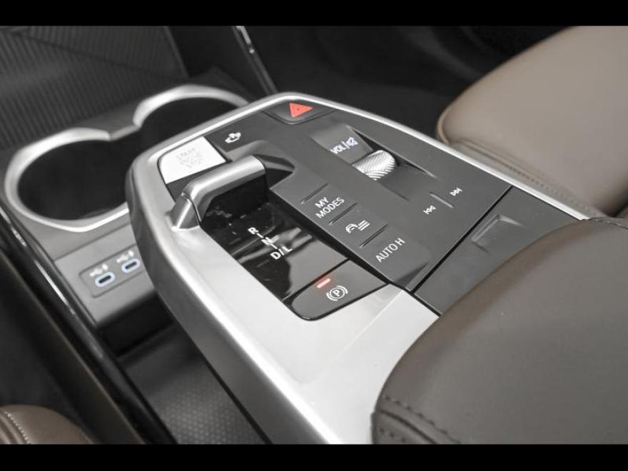 <p>&amp;nbsp;</p>
<p><span>01CB</span> <span>CO2 omvang</span></p>
<p><span>01DF</span> <span>Emissienorm EU6 rde II</span></p>
<p><span>01EC</span> <span>BMW LM-velg Aerodynamik 866 STD</span></p>
<p><span>0230</span> <span>EU-specifieke extra werkzaamheden</span></p>
<p><span>02PA</span> <span>Wielbout met slot</span></p>
<p><span>02TF</span> <span>Steptronic met versnel.bak met dub.kop.</span></p>
<p><span>02VB</span> <span>Bandenspanningsweergave</span></p>
<p><span>03AT</span> <span>Dakreling aluminium glanzend</span></p>
<p><span>03BE</span> <span>Spiegelkappen zwart</span></p>
<p><span>03MB</span> <span>Indiv. exterieurlijn alu. gesatineerd</span></p>
<p><span>0420</span> <span>Verduisterde ruiten</span></p>
<p><span>0478</span> <span>Kinderstoeltjebevestiging</span></p>
<p><span>0481</span> <span>Sportstoel</span></p>
<p><span>0494</span> <span>Stoelverwarming bestuurder/passagier</span></p>
<p><span>04AT</span> <span>Interieurstrips hoogglanzend zwart</span></p>
<p><span>04NW</span> <span>LUXURY DASHBOARD</span></p>
<p><span>04T2</span> <span>LADEKABEL PROFESSIONAL (MODE 3)</span></p>
<p><span>04U9</span> <span>Akoestische voetgangersbescherming</span></p>
<p><span>0548</span> <span>Kilometersnelheidsmeter</span></p>
<p><span>05AV</span> <span>Active Guard</span></p>
<p><span>05DM</span> <span>Parkeerhulpsysteem</span></p>
<p><span>0654</span> <span>DAB-Tuner (voorbereid voor DAB+)</span></p>
<p><span>06AE</span> <span>Teleservices</span></p>
<p><span>06AF</span> <span>Wettelijke noodoproep</span></p>
<p><span>06AK</span> <span>Connected Drive Services</span></p>
<p><span>07CG</span> <span>BMW Repair Inclusive</span></p>
<p><span>07HW</span> <span>X Line</span></p>
<p><span>0851</span> <span>Taal Duits</span></p>
<p><span>0886</span> <span>Boorddocumentatie Nederlands</span></p>
<p><span>08KA</span> <span>Olieverversingsinterval 24 mnd/30.000 km</span></p>
<p><span>08R9</span> <span>Koelmiddel R1234yf</span></p>
<p><span>08TF</span> <span>Actieve voetgangersbescherming</span></p>
<p><span>08WN</span> <span>Regeling E</span></p>
<p><span>08WQ</span> <span>Regeling G</span></p>
<p><span>09T5</span> <span>Specifieke accessoires X</span></p>
<p>&amp;nbsp;</p>
<p>&amp;nbsp;</p>