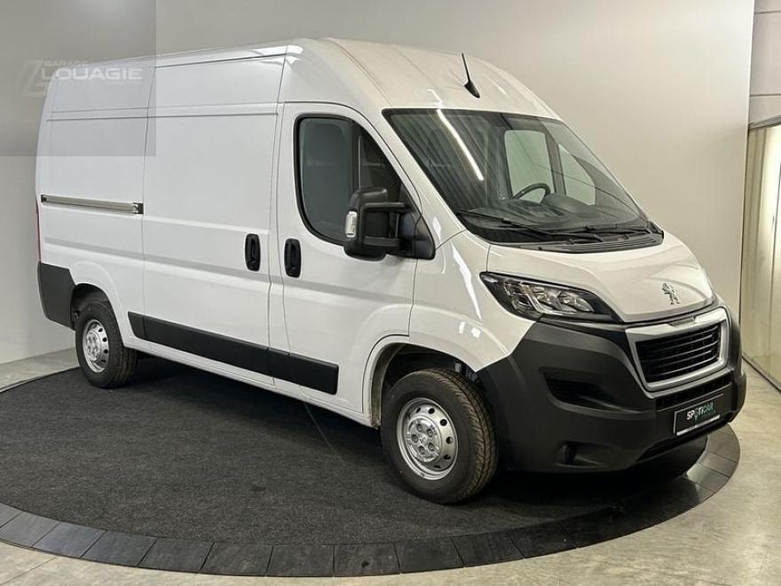 Deze Peugeot Boxer zonder kilometers wordt geleverd met 2 jaar garantie.
Het plaatsen van vloer- en wandbekleding is mogelijk.
Afleveringspakket €200 + btw