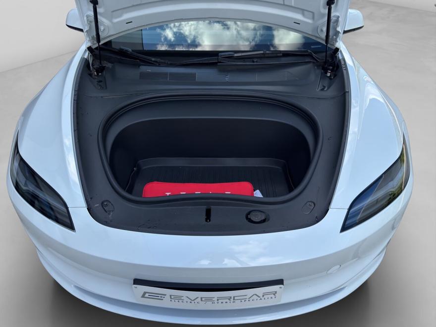 Achterbank 1/3 - 2/3, Adaptieve Cruise Control, Airconditioning, Armsteun, Automatische klimaatregeling, Automatische Tractiecontrole, Centrale deurvergrendeling met afstandsbediening, Cruise Control, Electrische ruiten, Electrische spiegels, Electrische zetelverstelling, Elektrisch verstelbare buitenspiegels, Elektrische achterklep, ESP, Getinte ramen, LED dagrijverlichting, LED koplampen, Lederen bekleding, Lederen stuurwiel, Lendensteun, 18 velgen, Lichtmetalen velgen, Lichtsensor, Multifunctioneel stuur, Panoramisch dak, Parkeerhulp achter, Parkeerhulp met camera, Parkeerhulp voor, Parkeersensoren, Regensensor, Skiluik, Sleutelloze toegang, Sportzetels, Standverwarming, Stuurbekrachtiging, Trekhaak, Verwarmd stuurwiel, Zetelventilatie, Zetelverwarming, Aanraakscherm, Bluetooth, Boordcomputer, DAB radio, Geluidssysteem, Handsfree, MP3, Navigatiesysteem, Radio, Spraakbediening, USB, ABS, Airbag bestuurder, Airbag passagier, Alarm, Bandenspanningscontrolesysteem, Bochten verlichting, Centrale vergrendeling, Dagrijlichten, Dodehoekdetectie, Hoofd airbag, Isofix, Lane Departure Warning-systeem, Noodoproepsysteem, Noodremassistent, Verkeersbordherkenning, Zij-airbags, 360° camera, Automatische klimaatregeling, 3 zones, Binnenspiegel automatisch dimmend, Botswaarschuwing, Elektronische parkeerrem, Garantie, Geheel digitaal combi-instrument, Grootlichtassistent, Inductieladen voor smartphones, Koplamp volledig LED, Met onderhoudshistoriek, Niet-rokersvoertuig, Sfeerverlichting, Snelheidsbeperkingsinstallatie, Verblindingsvrij grootlicht
<ul><li><p>EVERCAR is de specialist in elektrische tweedehandswagens met jarenlange ervaring alle merken</p></li></ul><ul><li><p>Gekeurd voor verkoop en geleverd met Car-Pass</p></li></ul><ul><li><p>State of Health (SOH) batterij testcertificaat op aanvraag</p></li></ul><ul><li><p>12 maanden waarborg zonder kilometerbeperking. Extra waarborg mogelijk tegen meerprijs.</p></li></ul><ul><li><p>Operationele lease, financiele renting, financiering op maat.<br><br></p></li></ul><p>Toch niet de wagen die je zoekt? Bekijk ons volledig aanbod op onze website of geef ons door welke wagen je wil en wij gaan voor jou op zoek.</p><p>Wij werken enkel op afspraak in onze showroom te Begoniastraat 2c, 9810 Nazareth - De Pinte</p><p>Contact : Bruno Van Nieuwenburg T : +32 486 675414&nbsp; E : bruno@evercar.be</p>