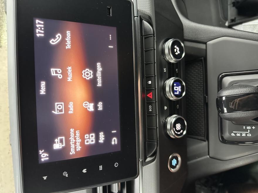 Deze Nissan Townstar Van is een uitstekende keuze voor iedereen die op zoek is naar een betrouwbare tweedehands lichte commerciële voertuig. Met een handgeschakelde versnellingsbak en een elektrische aandrijving, biedt deze wagen zowel efficiëntie als kracht. De grijze, solide lak zorgt ervoor dat de wagen er altijd professioneel uitziet. 

Comfort is van groot belang in deze Townstar Van, met een automatische airco die zorgt voor een aangename temperatuur, een centrale armsteun voor extra gemak tijdens lange ritten, en een on-board computer voor al uw navigatiebehoeften. 

Wat de veiligheid betreft, is deze wagen uitgerust met een actieve remondersteuning, ESP, en een rijbaanveranderingswaarschuwing, wat uw vertrouwen op de weg vergroot. Daarnaast zijn er ook twee airbags aanwezig voor zowel de bestuurder als de passagier, wat bijdraagt aan de algehele veiligheid van de bestuurder en passagiers. Dankzij het parkeerassistentiesysteem kan de bestuurder het voertuig met gemak parkeren, zelfs in krappe ruimtes. 

U vindt ook handige functies zoals Bluetooth-connectiviteit en een MP3-radio. Met zijn volledig elektronische inklapbare buitenspiegels en mistlampen wordt deze Nissan Townstar Van zeker een veelzijdige metgezel op de weg. 

Informatie: Uw garagist sinds 1978, Vijverman Motors BV, biedt specialistische service, niet alleen voor Nissan, maar voor alle merken. Voor meer informatie, bezoek onze website www.vijverman-motors.be.