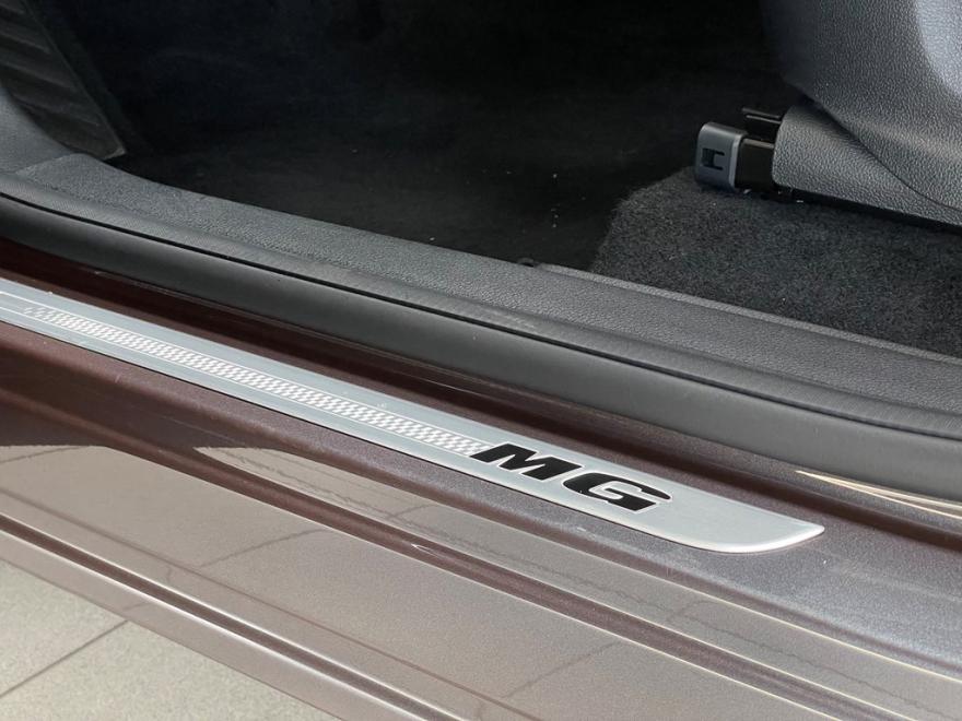 Alle DECAIGNY SELECTED CARS & VANS worden op 110 punten gecontroleerd - Minimum 1 jaar garantie  – Europese wagen - Uitgebreide testrit mogelijk om onze kwaliteit te ervaren. Onze hoog opgeleide medewerkers garanderen U kwaliteit en perfecte service.
Bezoek onze website : https://www.decaigny.be  en vind uw droomwagen!
Flexlease : Alles omvattend leaseprogramma voor bedrijf en particulier. Bezoek onze website :  https://www.flexlease.rent .
Cash Your Car : Wij doen overnames van alle wagens, ongeacht leeftijd of merk. Bezoek onze website : https://www.cashyourcar.be.
Decaigny Care : Tot 10 jaar garantie a.d.h.v. een op maat gemaakt onderhoudscontract.
Neem vrijblijvend contact op met onze dienst verkoop.
Bedankt voor uw interesse in onze diensten. Familie Decaigny en het ganse team.
Prijs exclusief kit voor ingebruikname (onderhoud, duplicaat nummerplaat, jaar Europese bijstand, poetsbeurt binnen en buiten, keuring voor verkoop) van €240 incl. BTW.
 
 Toutes DECAIGNY SELECTED CARS & VANS sont contrôlées sur 110points – Garantie minimum de 1 an – Voiture européenne – Possibilité d’essais approfondis afin d’aprrécier notre qualité. Notre personnel hautement qualifié vous garantit un parfait service de qualité.
Visitez notre site: https://www.decaigny.be et trouvez la voiture de vos rêves!
Flexlease : programme de lease complet pour les entreprises et les particuliers. Visitez notre site: https://www.flexlease.rent.
Cash Your Car : nous procédons à l'acquisition de toutes les voitures, quel que soit leur âge ou leur marque. Visitez notre site:https://www.cashyourcar.be.
Decaigny Care: Jusqu'à 10 ans de garantie basée sur un contrat de maintenance sur mesure.
N'hésitez pas à contacter notre service commercial.
Merci de votre intérêt pour nos services. La famille Decaigny et toute l'équipe.
Prix hors kit de mise en service (entretien, duplicate de plaque d'immatriculation, 12 mois d'assistance européenne, nettoyage intérieur et extérieur, contrôle technique de vente) de 240 € TTC.