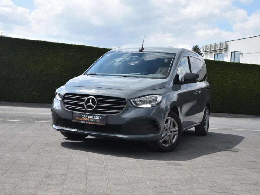 ?? Informatie in het Nederlands: Merk: Mercedes-Benz. Model: T-Class. Type: CITAN Tourer 110 Carplay/Dab+. Transmissie: 6 versnellingen, Handgeschakeld. Ledig gewicht: 1.636 kg. Schade: schadevrij. BTW/marge: BTW verrekenbaar voor ondernemers. CAR GALLERY DE GEYNDT; "passion for your mobility"; www.garagedegeyndt.be; Financiering,leasing op maat ter plaatse mogelijk; Overname voertuig mogelijk; Eigen dienst naverkoop alle merken; 12 Maand waarborg; Waarborg tot 48 Maand mogelijk (optie); Car-Pass; Tweedehandskeuring inbegrepen. ?? Information in English: Brand: Mercedes-Benz. Model: T-Class. Type: CITAN Tourer 110 Carplay/Dab+. Transmission: 6 gears, Manual gearbox. Empty weight: 1.636 kg. Damages: none. VAT/margin: VAT qualifying. CAR GALLERY DE GEYNDT; "passion for your mobility"; www.garagedegeyndt.be; Financiering,leasing op maat ter plaatse mogelijk; Overname voertuig mogelijk; Eigen dienst naverkoop alle merken; 12 Maand waarborg; Waarborg tot 48 Maand mogelijk (optie); Car-Pass; Tweedehandskeuring inbegrepen. ?? Informations en Français: Marque: Mercedes-Benz. Modèle: T-Class. Type: CITAN Tourer 110 Carplay/Dab+. Transmission: 6 vitesses, Commande manuelle. Poids à vide: 1.636 kg. Dommages: aucun. TVA/marge: TVA déductible. CAR GALLERY DE GEYNDT; "passion for your mobility"; www.garagedegeyndt.be; Financiering,leasing op maat ter plaatse mogelijk; Overname voertuig mogelijk; Eigen dienst naverkoop alle merken; 12 Maand waarborg; Waarborg tot 48 Maand mogelijk (optie); Car-Pass; Tweedehandskeuring inbegrepen