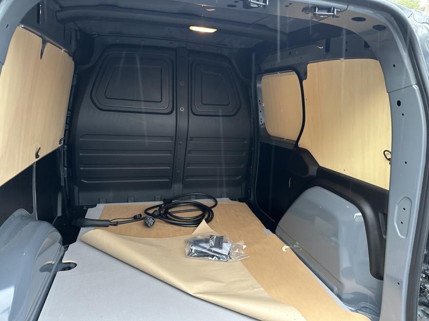 Deze Nissan Townstar Van is een uitstekende keuze voor iedereen die op zoek is naar een betrouwbare tweedehands lichte commerciële voertuig. Met een handgeschakelde versnellingsbak en een elektrische aandrijving, biedt deze wagen zowel efficiëntie als kracht. De grijze, solide lak zorgt ervoor dat de wagen er altijd professioneel uitziet. 

Comfort is van groot belang in deze Townstar Van, met een automatische airco die zorgt voor een aangename temperatuur, een centrale armsteun voor extra gemak tijdens lange ritten, en een on-board computer voor al uw navigatiebehoeften. 

Wat de veiligheid betreft, is deze wagen uitgerust met een actieve remondersteuning, ESP, en een rijbaanveranderingswaarschuwing, wat uw vertrouwen op de weg vergroot. Daarnaast zijn er ook twee airbags aanwezig voor zowel de bestuurder als de passagier, wat bijdraagt aan de algehele veiligheid van de bestuurder en passagiers. Dankzij het parkeerassistentiesysteem kan de bestuurder het voertuig met gemak parkeren, zelfs in krappe ruimtes. 

U vindt ook handige functies zoals Bluetooth-connectiviteit en een MP3-radio. Met zijn volledig elektronische inklapbare buitenspiegels en mistlampen wordt deze Nissan Townstar Van zeker een veelzijdige metgezel op de weg. 

Informatie: Uw garagist sinds 1978, Vijverman Motors BV, biedt specialistische service, niet alleen voor Nissan, maar voor alle merken. Voor meer informatie, bezoek onze website www.vijverman-motors.be.