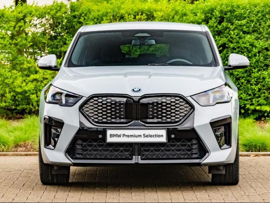 <p>&amp;nbsp;</p>
<p><span>01EK</span>&amp;nbsp;<span>BMW LM-velg dubbele spaak 871M STD</span></p>
<p><span>0230</span>&amp;nbsp;<span>EU-specifieke extra werkzaamheden</span></p>
<p><span>02PA</span>&amp;nbsp;<span>Wielbout met slot</span></p>
<p><span>02VB</span>&amp;nbsp;<span>Bandenspanningsweergave</span></p>
<p><span>02VC</span>&amp;nbsp;<span>Bandenreparatieset</span></p>
<p><span>02VF</span>&amp;nbsp;<span>Adaptief M-onderstel</span></p>
<p><span>0313</span>&amp;nbsp;<span>Buitenspiegel inklapbaar</span></p>
<p><span>0320</span>&amp;nbsp;<span>Ontfall, type-aanduiding</span></p>
<p><span>0322</span>&amp;nbsp;<span>Comforttoegang</span></p>
<p><span>0337</span>&amp;nbsp;<span>M Sportpakket</span></p>
<p><span>033B</span>&amp;nbsp;<span>M SPORTPAKKET PRO</span></p>
<p><span>03KA</span>&amp;nbsp;<span>Geluidsisolerende ruiten</span></p>
<p><span>03M2</span>&amp;nbsp;<span>M SPORTREM, ROOD HOOGGLANS</span></p>
<p><span>03MF</span>&amp;nbsp;<span>M koplampen Shadow Line</span></p>
<p><span>0420</span>&amp;nbsp;<span>Verduisterde ruiten</span></p>
<p><span>0430</span>&amp;nbsp;<span>Binnen-/buitenspiegel, aut. dimmend</span></p>
<p><span>0431</span>&amp;nbsp;<span>Binnenspiegel, automatisch dimmend</span></p>
<p><span>0478</span>&amp;nbsp;<span>Kinderstoeltjebevestiging</span></p>
<p><span>0481</span>&amp;nbsp;<span>Sportstoel</span></p>
<p><span>0494</span>&amp;nbsp;<span>Stoelverwarming bestuurder/passagier</span></p>
<p><span>04AT</span>&amp;nbsp;<span>Interieurstrips hoogglanzend zwart</span></p>
<p><span>04GQ</span>&amp;nbsp;<span>M veiligheidsgordels</span></p>
<p><span>04NW</span>&amp;nbsp;<span>LUXURY DASHBOARD</span></p>
<p><span>04T2</span>&amp;nbsp;<span>LADEKABEL PROFESSIONAL (MODE 3)</span></p>
<p><span>04U9</span>&amp;nbsp;<span>Akoestische voetgangersbescherming</span></p>
<p><span>04V1</span>&amp;nbsp;<span>BMW ICONICSOUNDS ELECTRIC</span></p>
<p><span>0548</span>&amp;nbsp;<span>Kilometersnelheidsmeter</span></p>
<p><span>0552</span>&amp;nbsp;<span>Adaptieve LED-koplamp</span></p>
<p><span>05AC</span>&amp;nbsp;<span>Grootlichtassistent</span></p>
<p><span>05AV</span>&amp;nbsp;<span>Active Guard</span></p>
<p><span>05DM</span>&amp;nbsp;<span>Parkeerhulpsysteem</span></p>
<p><span>0654</span>&amp;nbsp;<span>DAB-Tuner (voorbereid voor DAB+)</span></p>
<p><span>06AE</span>&amp;nbsp;<span>Teleservices</span></p>
<p><span>06AF</span>&amp;nbsp;<span>Wettelijke noodoproep</span></p>
<p><span>06AK</span>&amp;nbsp;<span>Connected Drive Services</span></p>
<p><span>06NX</span>&amp;nbsp;<span>Storage tray wireless Charging</span></p>
<p><span>0710</span>&amp;nbsp;<span>M leerstuurwiel</span></p>
<p><span>0754</span>&amp;nbsp;<span>M Achterspoiler</span></p>
<p><span>0760</span>&amp;nbsp;<span>Hoogglans Shadow line</span></p>
<p><span>0775</span>&amp;nbsp;<span>Dakhemel antraciet</span></p>
<p><span>07EV</span>&amp;nbsp;<span>Optiepakket</span></p>
<p><span>07M9</span>&amp;nbsp;<span>M Schadow Line met uitgebreide scope</span></p>
<p><span>0868</span>&amp;nbsp;<span>Taal Nederlands</span></p>
<p><span>0886</span>&amp;nbsp;<span>Boorddocumentatie Nederlands</span></p>
<p><span>08R3</span>&amp;nbsp;<span>COC EXTRA UITRUSTING</span></p>
<p><span>08R9</span>&amp;nbsp;<span>Koelmiddel R1234yf</span></p>
<p><span>08TF</span>&amp;nbsp;<span>Actieve voetgangersbescherming</span></p>
<p><span>08WN</span>&amp;nbsp;<span>Regeling E</span></p>
<p><span>09QV</span>&amp;nbsp;<span>Voorbereiding Driving Assistant Plus</span></p>
<p><span>09T1</span>&amp;nbsp;<span>M SPORT EXTERIEURUMFAENGE</span></p>
<p><span>09T2</span>&amp;nbsp;<span>M SPORT interieuromvangen</span></p>
<p><span>09TB</span>&amp;nbsp;<span>SPEZ. ZUSATZUMF. M SPORTPAKET PRO</span></p>
<p><span>A050</span>&amp;nbsp;<span>AGM-accu 50 Ah</span></p>
<p>&amp;nbsp;</p>
<p>&amp;nbsp;</p>