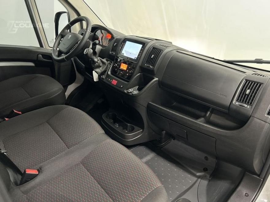 Deze Peugeot Boxer zonder kilometers wordt geleverd met 2 jaar garantie.
Het plaatsen van vloer- en wandbekleding is mogelijk.
Afleveringspakket €200 + btw