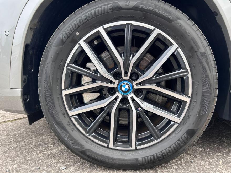 BMW X1 xDrive 30e Msport AWD

SPACE SILVER METALLIC

Extra opties en pakketten:
-Adaptief M-onderstel
-M Sportpakket
-Elektr Wegklapbare Trekhaak
-M-dakreling Shadow Line
-Sportsoelen voor
-M-leerstuurwiel
-Hoogglans Shadow Line
-M-Sport Interieur
-M-Sport exterieur

Interieur en Comfort:
-Stoelverwarming Bestuurder en Passagier voor

Multimedia:
-DAB
-Teleservices
-SOS noodoproep
-Inductieladen Smartphone

Veiligheid en verlichting:
-Akoestische Voetgangersbeschermming
-Bandenspanningscontrole
-Verduisterde Ruiten achter
-Binnen- en Buitenspiegel Automatisch dimmend
-Adaptieve LED-koplampen
-Grootlichtassistent

Wiel en toebehoren:
-BMW LM-velg Dubbele Spaak 838M

Volledige service historiek aanwezig
Ongeval-kras-rook-huisdiervrij
Fabrieksgarantie/1jaar garantie, keuring +carpass inbegrepen
BTW aftrekbaar
Financiering mogelijk
Bezichtiging/testrit enkel na afspraak

On parle français
We speak english
Wir sprechen deutsch


VIAR-MOTORS
Tel: +32497499272