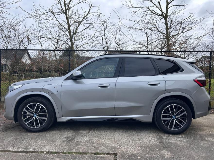 BMW X1 xDrive 30e Msport AWD

SPACE SILVER METALLIC

Extra opties en pakketten:
-Adaptief M-onderstel
-M Sportpakket
-Elektr Wegklapbare Trekhaak
-M-dakreling Shadow Line
-Sportsoelen voor
-M-leerstuurwiel
-Hoogglans Shadow Line
-M-Sport Interieur
-M-Sport exterieur

Interieur en Comfort:
-Stoelverwarming Bestuurder en Passagier voor

Multimedia:
-DAB
-Teleservices
-SOS noodoproep
-Inductieladen Smartphone

Veiligheid en verlichting:
-Akoestische Voetgangersbeschermming
-Bandenspanningscontrole
-Verduisterde Ruiten achter
-Binnen- en Buitenspiegel Automatisch dimmend
-Adaptieve LED-koplampen
-Grootlichtassistent

Wiel en toebehoren:
-BMW LM-velg Dubbele Spaak 838M

Volledige service historiek aanwezig
Ongeval-kras-rook-huisdiervrij
Fabrieksgarantie/1jaar garantie, keuring +carpass inbegrepen
BTW aftrekbaar
Financiering mogelijk
Bezichtiging/testrit enkel na afspraak

On parle français
We speak english
Wir sprechen deutsch


VIAR-MOTORS
Tel: +32497499272