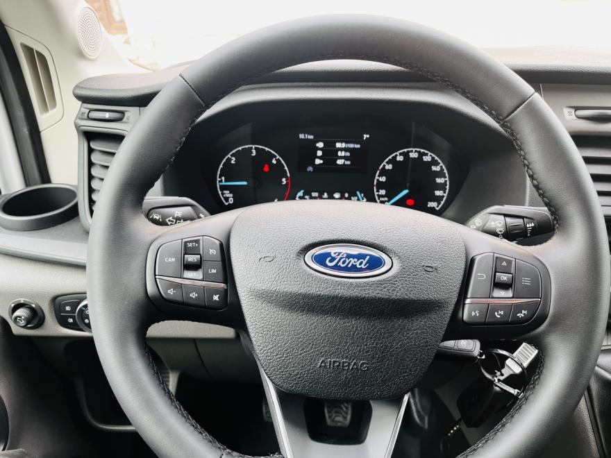 De Ford Transit is niet zomaar een bedrijfsvoertuig; het is een betrouwbare metgezel die ontworpen is om efficiëntie en comfort te combineren. Dit model, uitgerust met een handgeschakelde versnellingsbak en een krachtige dieselmotor, biedt zowel prestaties als zuinigheid. De witte kleur met een solide verflaag geeft het voertuig een professionele uitstraling, perfect voor elke zakelijke omgeving. Als lichte commerciële vrachtwagen is het ideaal voor bedrijven die regelmatig goederen moeten vervoeren.

Met het nieuwe profiel van 8 mm op de achterbanden, biedt deze Transit uitstekende grip en veiligheid tijdens diverse rijomstandigheden. De geavanceerde functies zoals regensensoren, snelheidsmelder en lichtsensor zorgen ervoor dat u altijd veilig en comfortabel onderweg bent, ongeacht het weer.

Deze Transit is ook uitgerust met een hellinghouder, elektrische buitenspiegels en lendensteun voor extra comfort tijdens lange ritten. De voorstoel is eenvoudig in hoogte te verstellen. Met cruisecontrol kunt u moeiteloos lange afstanden rijden zonder constant te hoeven accelereren.

Vergeet ook de moderne technologie niet die deze Ford Transit biedt. Voorzien van een geavanceerd infotainmentsysteem met Bluetooth, Apple CarPlay en Android Auto, blijft u altijd verbonden, ongeacht waar u naartoe gaat. De touchscreen-interface is gebruiksvriendelijk en stelt u in staat om eenvoudig tussen navigatie, muziek en andere applicaties te schakelen. Het HIFI-systeem zorgt ervoor dat elke rit een plezierige ervaring is.

Qua veiligheid is er gedacht aan tal van systemen zoals een parkeerhulpsysteem voor- en achter, een noodoproepsysteem en een waarschuwing voor het verlaten van de rijstrook. Daarnaast biedt de auto traction control, ABS en ESP, wat extra veiligheid biedt in alle rijomstandigheden. De aanwezigheid van mistlampen en dagrijverlichting verhogen de zichtbaarheid en veiligheid op de weg.

De binnenkant van de wagen heeft een stijlvolle grijze bekleding en het interieur is rookvrij, wat bijdraagt aan een frisse en aangename rijervaring. Het voertuig verkeert in zeer goede staat, wat het een uitstekende keuze maakt voor zowel zakelijk als privégebruik. Kortom, de Ford Transit is de perfecte mix van functionaliteit, comfort en moderne technologie, en is klaar om u te ondersteunen bij al uw vervoersbehoeften.