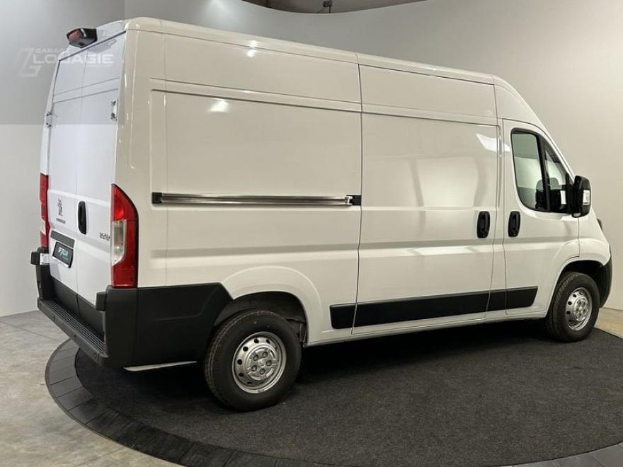 Deze Peugeot Boxer zonder kilometers wordt geleverd met 2 jaar garantie.
Het plaatsen van vloer- en wandbekleding is mogelijk.
Afleveringspakket €200 + btw