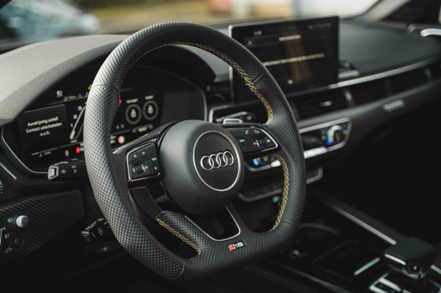 AUDI RS4 AVANT - 25 YEARS EDITION !!!
DEMO WAGEN MET SLECHTS 3200 KM

Extra opties en pakketten:
-Mythoszwart Metallic
-Buitenspiegels in mat carbon
-Acoustic Parking System(APS) achteraan en vooraan
-RS-kuipzetels in dinamica/leder met honingraat motief
-RS sportuitlaat
-RS-logo op stuurwiel
-RS-instaplijsten
-Shadow look Plus
-Audi virtual cockpit Plus met extra RS lay-out
-Start-stopsysteem met energie recuperatie
-Bandenherstelkit
-met leder bekleed 3-spakig multifunctiesportstuur Plus, onderaan afgeplat, schakelpeddels(+/-)


Interieur en Comfort:
-Zwart interieur-dakhemel zwarte stof
-Buitenspiegels elektrisch verstel-, verwarm- en inklapbaar, met automatische dag/nacht-functie
-Binnenspiegel met automatische dag/nacht-functie
-USB-aansluiting achterin
-Head-updisplay
-Kofferklep met elektrische opening en sluiting
-Comfortsleutel (Advanced Key)
-Verwarmbare zetels voorin
-Audi Hill Assist Vertrekhulp
-Automatische comfortklimaatregeling met 3zones
-Sfeerverlichtingspakket Plus
-Decoratieve inlegplaatjes in mat carbon
-Achterbankleuning neerklapbaar
-Warmtewerend glas
-verduisterde zijruiten en achterruit

Multimedia:
-Bang & Olufsen Premium Sound System
-Audi Phone Box
-Audi Application Store & Audi Smartphone Interface
-LTE-versterker voor Audi Phone Box
-MMI navigation Plus met MMI Touch
-Audi connect navigation & infotainment Plus (3jaar)
-DAB
-Datamodule Europa 

Veiligheid en verlichting:
-Achteruitrijcamera
-Volumetrisch en perimetrisch alarm
-Airbag voor bestuurder en passagier vooraan, met uitschakelbare passagiersbag
-Zij-airbag voor met hoofdairbag
-Lane departure warning
-Audi pre sense city
-Bandenspanningscontrole Plus
-Matrix LED-koplampen met dynamische LED-richtingaanwijzers vooraan+dynamisch lichtscenario
-Dagrijlichten
-LED-achterlichten met dynamische knipperlichten achteraan +dynamisch lichtscenario
-Isofix voor het bevestigen van kinderzitje op passagierszetel vooraan
-Pre-sense camera
-Audi pre-sense rear
-Audi side assist
-Adaptieve snelheidsregelaar (cruise control)
-Koplampsproeiers
-RS Competition instapverlichting
-Audi connect emergency call & service call
-Cameragebaseerde verkeersbordendetectie

Wiel en toebehoren:
-RS-sportophanging
-QUATTRO met sportdifferentieel
-RS-keramische remmen vooraan met remklauwen in glanzend anthracietgrijs
-Antidiefstalbouten
-Audi drive select



Volledige service historiek aanwezig
Ongeval-kras-rook-huisdiervrij
Fabrieksgarantie 5jaar/120000km
BTW aftrekbaar
Financiering mogelijk
Bezichting/testrit enkel na afspraak

On parle français
We speak english
Wir sprechen deutsch


VIAR-MOTORS
Tel: +32497499272