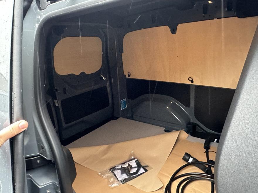 Deze Nissan Townstar Van is een uitstekende keuze voor iedereen die op zoek is naar een betrouwbare tweedehands lichte commerciële voertuig. Met een handgeschakelde versnellingsbak en een elektrische aandrijving, biedt deze wagen zowel efficiëntie als kracht. De grijze, solide lak zorgt ervoor dat de wagen er altijd professioneel uitziet. 

Comfort is van groot belang in deze Townstar Van, met een automatische airco die zorgt voor een aangename temperatuur, een centrale armsteun voor extra gemak tijdens lange ritten, en een on-board computer voor al uw navigatiebehoeften. 

Wat de veiligheid betreft, is deze wagen uitgerust met een actieve remondersteuning, ESP, en een rijbaanveranderingswaarschuwing, wat uw vertrouwen op de weg vergroot. Daarnaast zijn er ook twee airbags aanwezig voor zowel de bestuurder als de passagier, wat bijdraagt aan de algehele veiligheid van de bestuurder en passagiers. Dankzij het parkeerassistentiesysteem kan de bestuurder het voertuig met gemak parkeren, zelfs in krappe ruimtes. 

U vindt ook handige functies zoals Bluetooth-connectiviteit en een MP3-radio. Met zijn volledig elektronische inklapbare buitenspiegels en mistlampen wordt deze Nissan Townstar Van zeker een veelzijdige metgezel op de weg. 

Informatie: Uw garagist sinds 1978, Vijverman Motors BV, biedt specialistische service, niet alleen voor Nissan, maar voor alle merken. Voor meer informatie, bezoek onze website www.vijverman-motors.be.