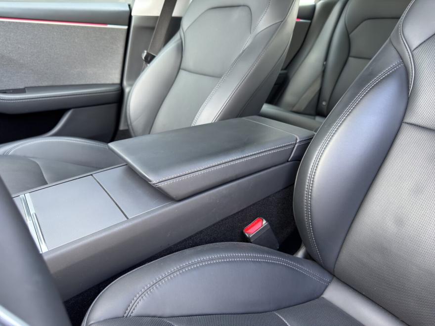 Achterbank 1/3 - 2/3, Adaptieve Cruise Control, Airconditioning, Armsteun, Automatische klimaatregeling, Automatische Tractiecontrole, Centrale deurvergrendeling met afstandsbediening, Cruise Control, Electrische ruiten, Electrische spiegels, Electrische zetelverstelling, Elektrisch verstelbare buitenspiegels, Elektrische achterklep, ESP, Getinte ramen, LED dagrijverlichting, LED koplampen, Lederen bekleding, Lederen stuurwiel, Lendensteun, 18 velgen, Lichtmetalen velgen, Lichtsensor, Multifunctioneel stuur, Panoramisch dak, Parkeerhulp achter, Parkeerhulp met camera, Parkeerhulp voor, Parkeersensoren, Regensensor, Skiluik, Sleutelloze toegang, Sportzetels, Standverwarming, Stuurbekrachtiging, Trekhaak, Verwarmd stuurwiel, Zetelventilatie, Zetelverwarming, Aanraakscherm, Bluetooth, Boordcomputer, DAB radio, Geluidssysteem, Handsfree, MP3, Navigatiesysteem, Radio, Spraakbediening, USB, ABS, Airbag bestuurder, Airbag passagier, Alarm, Bandenspanningscontrolesysteem, Bochten verlichting, Centrale vergrendeling, Dagrijlichten, Dodehoekdetectie, Hoofd airbag, Isofix, Lane Departure Warning-systeem, Noodoproepsysteem, Noodremassistent, Verkeersbordherkenning, Zij-airbags, 360° camera, Automatische klimaatregeling, 3 zones, Binnenspiegel automatisch dimmend, Botswaarschuwing, Elektronische parkeerrem, Garantie, Geheel digitaal combi-instrument, Grootlichtassistent, Inductieladen voor smartphones, Koplamp volledig LED, Met onderhoudshistoriek, Niet-rokersvoertuig, Sfeerverlichting, Snelheidsbeperkingsinstallatie, Verblindingsvrij grootlicht
<ul><li><p>EVERCAR is de specialist in elektrische tweedehandswagens met jarenlange ervaring alle merken</p></li></ul><ul><li><p>Gekeurd voor verkoop en geleverd met Car-Pass</p></li></ul><ul><li><p>State of Health (SOH) batterij testcertificaat op aanvraag</p></li></ul><ul><li><p>12 maanden waarborg zonder kilometerbeperking. Extra waarborg mogelijk tegen meerprijs.</p></li></ul><ul><li><p>Operationele lease, financiele renting, financiering op maat.<br><br></p></li></ul><p>Toch niet de wagen die je zoekt? Bekijk ons volledig aanbod op onze website of geef ons door welke wagen je wil en wij gaan voor jou op zoek.</p><p>Wij werken enkel op afspraak in onze showroom te Begoniastraat 2c, 9810 Nazareth - De Pinte</p><p>Contact : Bruno Van Nieuwenburg T : +32 486 675414&nbsp; E : bruno@evercar.be</p>