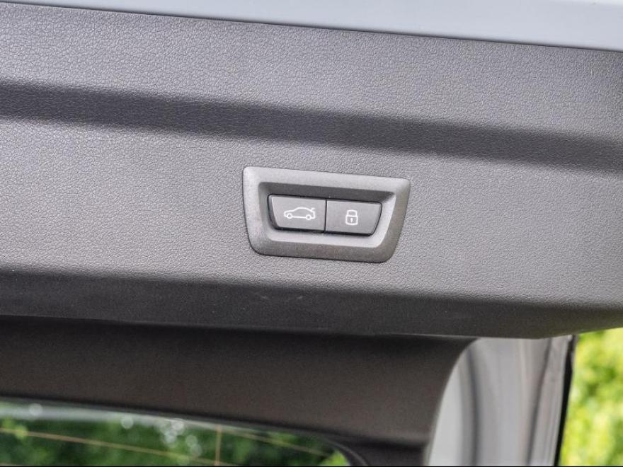 <p>&amp;nbsp;</p>
<p><span>01EK</span>&amp;nbsp;<span>BMW LM-velg dubbele spaak 871M STD</span></p>
<p><span>0230</span>&amp;nbsp;<span>EU-specifieke extra werkzaamheden</span></p>
<p><span>02PA</span>&amp;nbsp;<span>Wielbout met slot</span></p>
<p><span>02VB</span>&amp;nbsp;<span>Bandenspanningsweergave</span></p>
<p><span>02VC</span>&amp;nbsp;<span>Bandenreparatieset</span></p>
<p><span>02VF</span>&amp;nbsp;<span>Adaptief M-onderstel</span></p>
<p><span>0313</span>&amp;nbsp;<span>Buitenspiegel inklapbaar</span></p>
<p><span>0320</span>&amp;nbsp;<span>Ontfall, type-aanduiding</span></p>
<p><span>0322</span>&amp;nbsp;<span>Comforttoegang</span></p>
<p><span>0337</span>&amp;nbsp;<span>M Sportpakket</span></p>
<p><span>033B</span>&amp;nbsp;<span>M SPORTPAKKET PRO</span></p>
<p><span>03KA</span>&amp;nbsp;<span>Geluidsisolerende ruiten</span></p>
<p><span>03M2</span>&amp;nbsp;<span>M SPORTREM, ROOD HOOGGLANS</span></p>
<p><span>03MF</span>&amp;nbsp;<span>M koplampen Shadow Line</span></p>
<p><span>0420</span>&amp;nbsp;<span>Verduisterde ruiten</span></p>
<p><span>0430</span>&amp;nbsp;<span>Binnen-/buitenspiegel, aut. dimmend</span></p>
<p><span>0431</span>&amp;nbsp;<span>Binnenspiegel, automatisch dimmend</span></p>
<p><span>0478</span>&amp;nbsp;<span>Kinderstoeltjebevestiging</span></p>
<p><span>0481</span>&amp;nbsp;<span>Sportstoel</span></p>
<p><span>0494</span>&amp;nbsp;<span>Stoelverwarming bestuurder/passagier</span></p>
<p><span>04AT</span>&amp;nbsp;<span>Interieurstrips hoogglanzend zwart</span></p>
<p><span>04GQ</span>&amp;nbsp;<span>M veiligheidsgordels</span></p>
<p><span>04NW</span>&amp;nbsp;<span>LUXURY DASHBOARD</span></p>
<p><span>04T2</span>&amp;nbsp;<span>LADEKABEL PROFESSIONAL (MODE 3)</span></p>
<p><span>04U9</span>&amp;nbsp;<span>Akoestische voetgangersbescherming</span></p>
<p><span>04V1</span>&amp;nbsp;<span>BMW ICONICSOUNDS ELECTRIC</span></p>
<p><span>0548</span>&amp;nbsp;<span>Kilometersnelheidsmeter</span></p>
<p><span>0552</span>&amp;nbsp;<span>Adaptieve LED-koplamp</span></p>
<p><span>05AC</span>&amp;nbsp;<span>Grootlichtassistent</span></p>
<p><span>05AV</span>&amp;nbsp;<span>Active Guard</span></p>
<p><span>05DM</span>&amp;nbsp;<span>Parkeerhulpsysteem</span></p>
<p><span>0654</span>&amp;nbsp;<span>DAB-Tuner (voorbereid voor DAB+)</span></p>
<p><span>06AE</span>&amp;nbsp;<span>Teleservices</span></p>
<p><span>06AF</span>&amp;nbsp;<span>Wettelijke noodoproep</span></p>
<p><span>06AK</span>&amp;nbsp;<span>Connected Drive Services</span></p>
<p><span>06NX</span>&amp;nbsp;<span>Storage tray wireless Charging</span></p>
<p><span>0710</span>&amp;nbsp;<span>M leerstuurwiel</span></p>
<p><span>0754</span>&amp;nbsp;<span>M Achterspoiler</span></p>
<p><span>0760</span>&amp;nbsp;<span>Hoogglans Shadow line</span></p>
<p><span>0775</span>&amp;nbsp;<span>Dakhemel antraciet</span></p>
<p><span>07EV</span>&amp;nbsp;<span>Optiepakket</span></p>
<p><span>07M9</span>&amp;nbsp;<span>M Schadow Line met uitgebreide scope</span></p>
<p><span>0868</span>&amp;nbsp;<span>Taal Nederlands</span></p>
<p><span>0886</span>&amp;nbsp;<span>Boorddocumentatie Nederlands</span></p>
<p><span>08R3</span>&amp;nbsp;<span>COC EXTRA UITRUSTING</span></p>
<p><span>08R9</span>&amp;nbsp;<span>Koelmiddel R1234yf</span></p>
<p><span>08TF</span>&amp;nbsp;<span>Actieve voetgangersbescherming</span></p>
<p><span>08WN</span>&amp;nbsp;<span>Regeling E</span></p>
<p><span>09QV</span>&amp;nbsp;<span>Voorbereiding Driving Assistant Plus</span></p>
<p><span>09T1</span>&amp;nbsp;<span>M SPORT EXTERIEURUMFAENGE</span></p>
<p><span>09T2</span>&amp;nbsp;<span>M SPORT interieuromvangen</span></p>
<p><span>09TB</span>&amp;nbsp;<span>SPEZ. ZUSATZUMF. M SPORTPAKET PRO</span></p>
<p><span>A050</span>&amp;nbsp;<span>AGM-accu 50 Ah</span></p>
<p>&amp;nbsp;</p>
<p>&amp;nbsp;</p>