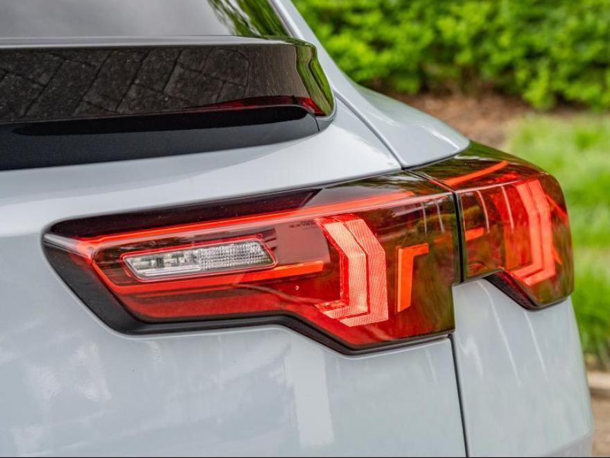 <p>&amp;nbsp;</p>
<p><span>01EK</span>&amp;nbsp;<span>BMW LM-velg dubbele spaak 871M STD</span></p>
<p><span>0230</span>&amp;nbsp;<span>EU-specifieke extra werkzaamheden</span></p>
<p><span>02PA</span>&amp;nbsp;<span>Wielbout met slot</span></p>
<p><span>02VB</span>&amp;nbsp;<span>Bandenspanningsweergave</span></p>
<p><span>02VC</span>&amp;nbsp;<span>Bandenreparatieset</span></p>
<p><span>02VF</span>&amp;nbsp;<span>Adaptief M-onderstel</span></p>
<p><span>0313</span>&amp;nbsp;<span>Buitenspiegel inklapbaar</span></p>
<p><span>0320</span>&amp;nbsp;<span>Ontfall, type-aanduiding</span></p>
<p><span>0322</span>&amp;nbsp;<span>Comforttoegang</span></p>
<p><span>0337</span>&amp;nbsp;<span>M Sportpakket</span></p>
<p><span>033B</span>&amp;nbsp;<span>M SPORTPAKKET PRO</span></p>
<p><span>03KA</span>&amp;nbsp;<span>Geluidsisolerende ruiten</span></p>
<p><span>03M2</span>&amp;nbsp;<span>M SPORTREM, ROOD HOOGGLANS</span></p>
<p><span>03MF</span>&amp;nbsp;<span>M koplampen Shadow Line</span></p>
<p><span>0420</span>&amp;nbsp;<span>Verduisterde ruiten</span></p>
<p><span>0430</span>&amp;nbsp;<span>Binnen-/buitenspiegel, aut. dimmend</span></p>
<p><span>0431</span>&amp;nbsp;<span>Binnenspiegel, automatisch dimmend</span></p>
<p><span>0478</span>&amp;nbsp;<span>Kinderstoeltjebevestiging</span></p>
<p><span>0481</span>&amp;nbsp;<span>Sportstoel</span></p>
<p><span>0494</span>&amp;nbsp;<span>Stoelverwarming bestuurder/passagier</span></p>
<p><span>04AT</span>&amp;nbsp;<span>Interieurstrips hoogglanzend zwart</span></p>
<p><span>04GQ</span>&amp;nbsp;<span>M veiligheidsgordels</span></p>
<p><span>04NW</span>&amp;nbsp;<span>LUXURY DASHBOARD</span></p>
<p><span>04T2</span>&amp;nbsp;<span>LADEKABEL PROFESSIONAL (MODE 3)</span></p>
<p><span>04U9</span>&amp;nbsp;<span>Akoestische voetgangersbescherming</span></p>
<p><span>04V1</span>&amp;nbsp;<span>BMW ICONICSOUNDS ELECTRIC</span></p>
<p><span>0548</span>&amp;nbsp;<span>Kilometersnelheidsmeter</span></p>
<p><span>0552</span>&amp;nbsp;<span>Adaptieve LED-koplamp</span></p>
<p><span>05AC</span>&amp;nbsp;<span>Grootlichtassistent</span></p>
<p><span>05AV</span>&amp;nbsp;<span>Active Guard</span></p>
<p><span>05DM</span>&amp;nbsp;<span>Parkeerhulpsysteem</span></p>
<p><span>0654</span>&amp;nbsp;<span>DAB-Tuner (voorbereid voor DAB+)</span></p>
<p><span>06AE</span>&amp;nbsp;<span>Teleservices</span></p>
<p><span>06AF</span>&amp;nbsp;<span>Wettelijke noodoproep</span></p>
<p><span>06AK</span>&amp;nbsp;<span>Connected Drive Services</span></p>
<p><span>06NX</span>&amp;nbsp;<span>Storage tray wireless Charging</span></p>
<p><span>0710</span>&amp;nbsp;<span>M leerstuurwiel</span></p>
<p><span>0754</span>&amp;nbsp;<span>M Achterspoiler</span></p>
<p><span>0760</span>&amp;nbsp;<span>Hoogglans Shadow line</span></p>
<p><span>0775</span>&amp;nbsp;<span>Dakhemel antraciet</span></p>
<p><span>07EV</span>&amp;nbsp;<span>Optiepakket</span></p>
<p><span>07M9</span>&amp;nbsp;<span>M Schadow Line met uitgebreide scope</span></p>
<p><span>0868</span>&amp;nbsp;<span>Taal Nederlands</span></p>
<p><span>0886</span>&amp;nbsp;<span>Boorddocumentatie Nederlands</span></p>
<p><span>08R3</span>&amp;nbsp;<span>COC EXTRA UITRUSTING</span></p>
<p><span>08R9</span>&amp;nbsp;<span>Koelmiddel R1234yf</span></p>
<p><span>08TF</span>&amp;nbsp;<span>Actieve voetgangersbescherming</span></p>
<p><span>08WN</span>&amp;nbsp;<span>Regeling E</span></p>
<p><span>09QV</span>&amp;nbsp;<span>Voorbereiding Driving Assistant Plus</span></p>
<p><span>09T1</span>&amp;nbsp;<span>M SPORT EXTERIEURUMFAENGE</span></p>
<p><span>09T2</span>&amp;nbsp;<span>M SPORT interieuromvangen</span></p>
<p><span>09TB</span>&amp;nbsp;<span>SPEZ. ZUSATZUMF. M SPORTPAKET PRO</span></p>
<p><span>A050</span>&amp;nbsp;<span>AGM-accu 50 Ah</span></p>
<p>&amp;nbsp;</p>
<p>&amp;nbsp;</p>