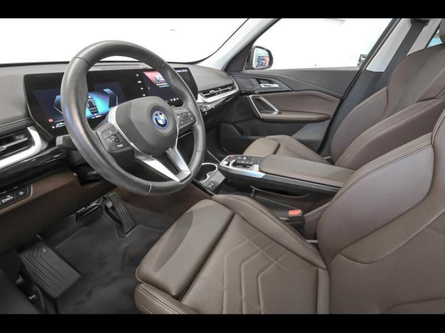<p>&amp;nbsp;</p>
<p><span>01CB</span> <span>CO2 omvang</span></p>
<p><span>01DF</span> <span>Emissienorm EU6 rde II</span></p>
<p><span>01EC</span> <span>BMW LM-velg Aerodynamik 866 STD</span></p>
<p><span>0230</span> <span>EU-specifieke extra werkzaamheden</span></p>
<p><span>02PA</span> <span>Wielbout met slot</span></p>
<p><span>02TF</span> <span>Steptronic met versnel.bak met dub.kop.</span></p>
<p><span>02VB</span> <span>Bandenspanningsweergave</span></p>
<p><span>03AT</span> <span>Dakreling aluminium glanzend</span></p>
<p><span>03BE</span> <span>Spiegelkappen zwart</span></p>
<p><span>03MB</span> <span>Indiv. exterieurlijn alu. gesatineerd</span></p>
<p><span>0420</span> <span>Verduisterde ruiten</span></p>
<p><span>0478</span> <span>Kinderstoeltjebevestiging</span></p>
<p><span>0481</span> <span>Sportstoel</span></p>
<p><span>0494</span> <span>Stoelverwarming bestuurder/passagier</span></p>
<p><span>04AT</span> <span>Interieurstrips hoogglanzend zwart</span></p>
<p><span>04NW</span> <span>LUXURY DASHBOARD</span></p>
<p><span>04T2</span> <span>LADEKABEL PROFESSIONAL (MODE 3)</span></p>
<p><span>04U9</span> <span>Akoestische voetgangersbescherming</span></p>
<p><span>0548</span> <span>Kilometersnelheidsmeter</span></p>
<p><span>05AV</span> <span>Active Guard</span></p>
<p><span>05DM</span> <span>Parkeerhulpsysteem</span></p>
<p><span>0654</span> <span>DAB-Tuner (voorbereid voor DAB+)</span></p>
<p><span>06AE</span> <span>Teleservices</span></p>
<p><span>06AF</span> <span>Wettelijke noodoproep</span></p>
<p><span>06AK</span> <span>Connected Drive Services</span></p>
<p><span>07CG</span> <span>BMW Repair Inclusive</span></p>
<p><span>07HW</span> <span>X Line</span></p>
<p><span>0851</span> <span>Taal Duits</span></p>
<p><span>0886</span> <span>Boorddocumentatie Nederlands</span></p>
<p><span>08KA</span> <span>Olieverversingsinterval 24 mnd/30.000 km</span></p>
<p><span>08R9</span> <span>Koelmiddel R1234yf</span></p>
<p><span>08TF</span> <span>Actieve voetgangersbescherming</span></p>
<p><span>08WN</span> <span>Regeling E</span></p>
<p><span>08WQ</span> <span>Regeling G</span></p>
<p><span>09T5</span> <span>Specifieke accessoires X</span></p>
<p>&amp;nbsp;</p>
<p>&amp;nbsp;</p>