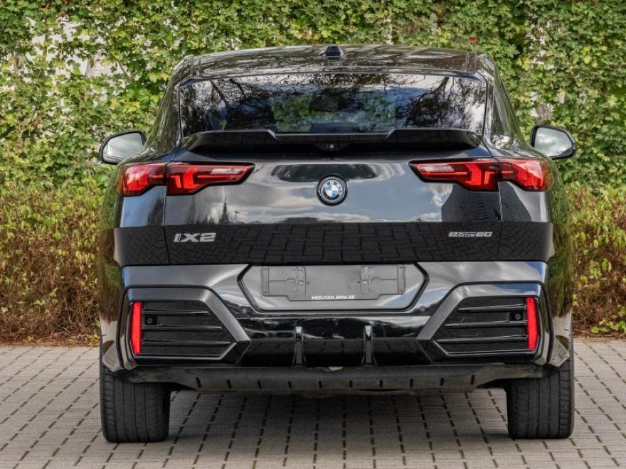 <p>&amp;nbsp;</p>
<p><span>01EK</span> <span>BMW LM-velg dubbele spaak 871M STD</span></p>
<p><span>0230</span> <span>EU-specifieke extra werkzaamheden</span></p>
<p><span>02PA</span> <span>Wielbout met slot</span></p>
<p><span>02VB</span> <span>Bandenspanningsweergave</span></p>
<p><span>02VC</span> <span>Bandenreparatieset</span></p>
<p><span>02VF</span> <span>Adaptief M-onderstel</span></p>
<p><span>0337</span> <span>M Sportpakket</span></p>
<p><span>033B</span> <span>M SPORTPAKKET PRO</span></p>
<p><span>03AC</span> <span>Aanhangwagenkoppeling</span></p>
<p><span>03M2</span> <span>M SPORTREM, ROOD HOOGGLANS</span></p>
<p><span>03MF</span> <span>M koplampen Shadow Line</span></p>
<p><span>0420</span> <span>Verduisterde ruiten</span></p>
<p><span>0478</span> <span>Kinderstoeltjebevestiging</span></p>
<p><span>0481</span> <span>Sportstoel</span></p>
<p><span>0494</span> <span>Stoelverwarming bestuurder/passagier</span></p>
<p><span>04GQ</span> <span>M veiligheidsgordels</span></p>
<p><span>04H2</span> <span>Interieurlijst aluminium Hexacube licht</span></p>
<p><span>04NW</span> <span>LUXURY DASHBOARD</span></p>
<p><span>04T2</span> <span>LADEKABEL PROFESSIONAL (MODE 3)</span></p>
<p><span>04U9</span> <span>Akoestische voetgangersbescherming</span></p>
<p><span>0548</span> <span>Kilometersnelheidsmeter</span></p>
<p><span>0552</span> <span>Adaptieve LED-koplamp</span></p>
<p><span>05AC</span> <span>Grootlichtassistent</span></p>
<p><span>05AV</span> <span>Active Guard</span></p>
<p><span>05DM</span> <span>Parkeerhulpsysteem</span></p>
<p><span>0654</span> <span>DAB-Tuner (voorbereid voor DAB+)</span></p>
<p><span>06AE</span> <span>Teleservices</span></p>
<p><span>06AF</span> <span>Wettelijke noodoproep</span></p>
<p><span>06AK</span> <span>Connected Drive Services</span></p>
<p><span>0710</span> <span>M leerstuurwiel</span></p>
<p><span>0754</span> <span>M Achterspoiler</span></p>
<p><span>0760</span> <span>Hoogglans Shadow line</span></p>
<p><span>0775</span> <span>Dakhemel antraciet</span></p>
<p><span>07M9</span> <span>M Schadow Line met uitgebreide scope</span></p>
<p><span>0868</span> <span>Taal Nederlands</span></p>
<p><span>0886</span> <span>Boorddocumentatie Nederlands</span></p>
<p><span>08R3</span> <span>COC EXTRA UITRUSTING</span></p>
<p><span>08R9</span> <span>Koelmiddel R1234yf</span></p>
<p><span>08TF</span> <span>Actieve voetgangersbescherming</span></p>
<p><span>08WN</span> <span>Regeling E</span></p>
<p><span>09T1</span> <span>M SPORT EXTERIEURUMFAENGE</span></p>
<p><span>09T2</span> <span>M SPORT interieuromvangen</span></p>
<p><span>09TB</span> <span>SPEZ. ZUSATZUMF. M SPORTPAKET PRO</span></p>
<p><span>A050</span> <span>AGM-accu 50 Ah</span></p>
<p>&amp;nbsp;</p>
<p>&amp;nbsp;</p>U kan de concessie telefonisch bereiken op het nummer 03/645 22 90.<br>

Wenst u een videorondleiding van de wagen of wenst u snel een vraag te stellen via een kort bericht via Whatsapp?<br>

Dan is dit perfect mogelijk door ons via Whatsapp te contacteren op het nummer 03/645 22 90.<br>