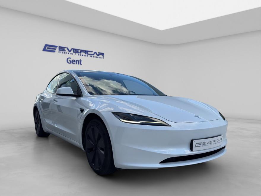 Achterbank 1/3 - 2/3, Adaptieve Cruise Control, Airconditioning, Armsteun, Automatische klimaatregeling, Automatische Tractiecontrole, Centrale deurvergrendeling met afstandsbediening, Cruise Control, Electrische ruiten, Electrische spiegels, Electrische zetelverstelling, Elektrisch verstelbare buitenspiegels, Elektrische achterklep, ESP, Getinte ramen, LED dagrijverlichting, LED koplampen, Lederen bekleding, Lederen stuurwiel, Lendensteun, 18 velgen, Lichtmetalen velgen, Lichtsensor, Multifunctioneel stuur, Panoramisch dak, Parkeerhulp achter, Parkeerhulp met camera, Parkeerhulp voor, Parkeersensoren, Regensensor, Skiluik, Sleutelloze toegang, Sportzetels, Standverwarming, Stuurbekrachtiging, Trekhaak, Verwarmd stuurwiel, Zetelventilatie, Zetelverwarming, Aanraakscherm, Bluetooth, Boordcomputer, DAB radio, Geluidssysteem, Handsfree, MP3, Navigatiesysteem, Radio, Spraakbediening, USB, ABS, Airbag bestuurder, Airbag passagier, Alarm, Bandenspanningscontrolesysteem, Bochten verlichting, Centrale vergrendeling, Dagrijlichten, Dodehoekdetectie, Hoofd airbag, Isofix, Lane Departure Warning-systeem, Noodoproepsysteem, Noodremassistent, Verkeersbordherkenning, Zij-airbags, 360° camera, Automatische klimaatregeling, 3 zones, Binnenspiegel automatisch dimmend, Botswaarschuwing, Elektronische parkeerrem, Garantie, Geheel digitaal combi-instrument, Grootlichtassistent, Inductieladen voor smartphones, Koplamp volledig LED, Met onderhoudshistoriek, Niet-rokersvoertuig, Sfeerverlichting, Snelheidsbeperkingsinstallatie, Verblindingsvrij grootlicht
<ul><li><p>EVERCAR is de specialist in elektrische tweedehandswagens met jarenlange ervaring alle merken</p></li></ul><ul><li><p>Gekeurd voor verkoop en geleverd met Car-Pass</p></li></ul><ul><li><p>State of Health (SOH) batterij testcertificaat op aanvraag</p></li></ul><ul><li><p>12 maanden waarborg zonder kilometerbeperking. Extra waarborg mogelijk tegen meerprijs.</p></li></ul><ul><li><p>Operationele lease, financiele renting, financiering op maat.<br><br></p></li></ul><p>Toch niet de wagen die je zoekt? Bekijk ons volledig aanbod op onze website of geef ons door welke wagen je wil en wij gaan voor jou op zoek.</p><p>Wij werken enkel op afspraak in onze showroom te Begoniastraat 2c, 9810 Nazareth - De Pinte</p><p>Contact : Bruno Van Nieuwenburg T : +32 486 675414&nbsp; E : bruno@evercar.be</p>