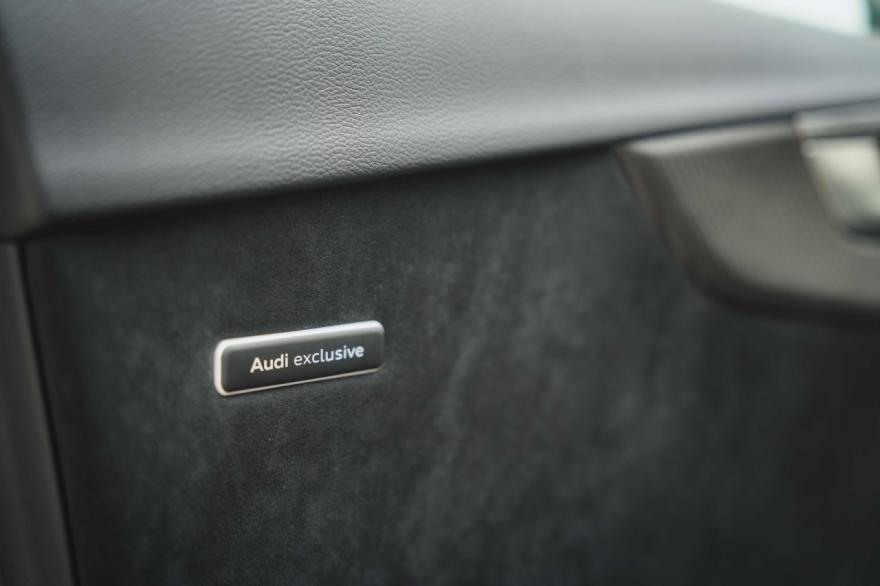 AUDI RS4 AVANT - 25 YEARS EDITION !!!
DEMO WAGEN MET SLECHTS 3200 KM

Extra opties en pakketten:
-Mythoszwart Metallic
-Buitenspiegels in mat carbon
-Acoustic Parking System(APS) achteraan en vooraan
-RS-kuipzetels in dinamica/leder met honingraat motief
-RS sportuitlaat
-RS-logo op stuurwiel
-RS-instaplijsten
-Shadow look Plus
-Audi virtual cockpit Plus met extra RS lay-out
-Start-stopsysteem met energie recuperatie
-Bandenherstelkit
-met leder bekleed 3-spakig multifunctiesportstuur Plus, onderaan afgeplat, schakelpeddels(+/-)


Interieur en Comfort:
-Zwart interieur-dakhemel zwarte stof
-Buitenspiegels elektrisch verstel-, verwarm- en inklapbaar, met automatische dag/nacht-functie
-Binnenspiegel met automatische dag/nacht-functie
-USB-aansluiting achterin
-Head-updisplay
-Kofferklep met elektrische opening en sluiting
-Comfortsleutel (Advanced Key)
-Verwarmbare zetels voorin
-Audi Hill Assist Vertrekhulp
-Automatische comfortklimaatregeling met 3zones
-Sfeerverlichtingspakket Plus
-Decoratieve inlegplaatjes in mat carbon
-Achterbankleuning neerklapbaar
-Warmtewerend glas
-verduisterde zijruiten en achterruit

Multimedia:
-Bang & Olufsen Premium Sound System
-Audi Phone Box
-Audi Application Store & Audi Smartphone Interface
-LTE-versterker voor Audi Phone Box
-MMI navigation Plus met MMI Touch
-Audi connect navigation & infotainment Plus (3jaar)
-DAB
-Datamodule Europa 

Veiligheid en verlichting:
-Achteruitrijcamera
-Volumetrisch en perimetrisch alarm
-Airbag voor bestuurder en passagier vooraan, met uitschakelbare passagiersbag
-Zij-airbag voor met hoofdairbag
-Lane departure warning
-Audi pre sense city
-Bandenspanningscontrole Plus
-Matrix LED-koplampen met dynamische LED-richtingaanwijzers vooraan+dynamisch lichtscenario
-Dagrijlichten
-LED-achterlichten met dynamische knipperlichten achteraan +dynamisch lichtscenario
-Isofix voor het bevestigen van kinderzitje op passagierszetel vooraan
-Pre-sense camera
-Audi pre-sense rear
-Audi side assist
-Adaptieve snelheidsregelaar (cruise control)
-Koplampsproeiers
-RS Competition instapverlichting
-Audi connect emergency call & service call
-Cameragebaseerde verkeersbordendetectie

Wiel en toebehoren:
-RS-sportophanging
-QUATTRO met sportdifferentieel
-RS-keramische remmen vooraan met remklauwen in glanzend anthracietgrijs
-Antidiefstalbouten
-Audi drive select



Volledige service historiek aanwezig
Ongeval-kras-rook-huisdiervrij
Fabrieksgarantie 5jaar/120000km
BTW aftrekbaar
Financiering mogelijk
Bezichting/testrit enkel na afspraak

On parle français
We speak english
Wir sprechen deutsch


VIAR-MOTORS
Tel: +32497499272