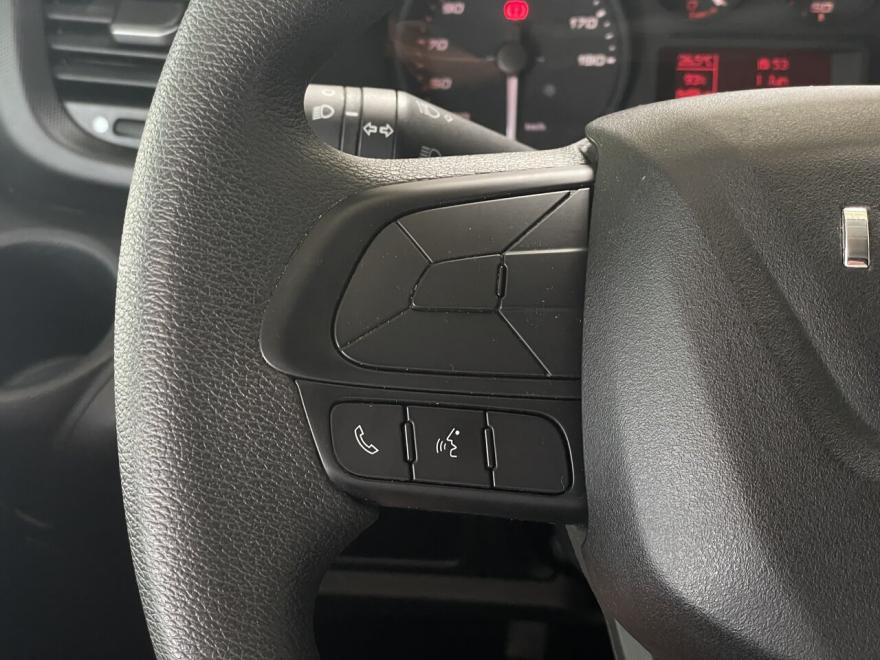
<p>Alle&nbsp;<strong>DECAIGNY SELECTED CARS&nbsp;&amp; VANS</strong>&nbsp;worden op 110 punten gecontroleerd - Minimum 1 jaar garantie &nbsp;– Europese wagen - Uitgebreide testrit mogelijk om onze kwaliteit te ervaren. Onze hoog opgeleide medewerkers garanderen U kwaliteit en perfecte service.<br>Bezoek onze website :&nbsp;https://www.decaigny.be&nbsp;&nbsp;en vind uw droomwagen!</p><p><span>
</span></p><p><strong>Flexlease</strong>&nbsp;: Alles omvattend leaseprogramma voor bedrijf en particulier. Bezoek onze website : &nbsp;https://www.flexlease.rent&nbsp;.</p><p><span>
</span></p><p><strong>Cash Your Car&nbsp;</strong>: Wij doen overnames van alle wagens, ongeacht leeftijd of merk. Bezoek onze website :&nbsp;https://www.cashyourcar.be.</p><p><span>
</span></p><p><strong>Decaigny Care</strong>&nbsp;: Tot 10 jaar garantie a.d.h.v. een op maat gemaakt onderhoudscontract.</p><p><span>
</span></p><p>Neem vrijblijvend contact op met onze dienst verkoop.<br>Bedankt voor uw interesse in onze diensten. Familie Decaigny en het ganse team.</p><p><span>
</span></p><p>Prijs exclusief kit voor ingebruikname (onderhoud, duplicaat nummerplaat, jaar Europese bijstand, poetsbeurt binnen en buiten, keuring voor verkoop) van €275 incl.&nbsp;BTW.</p>