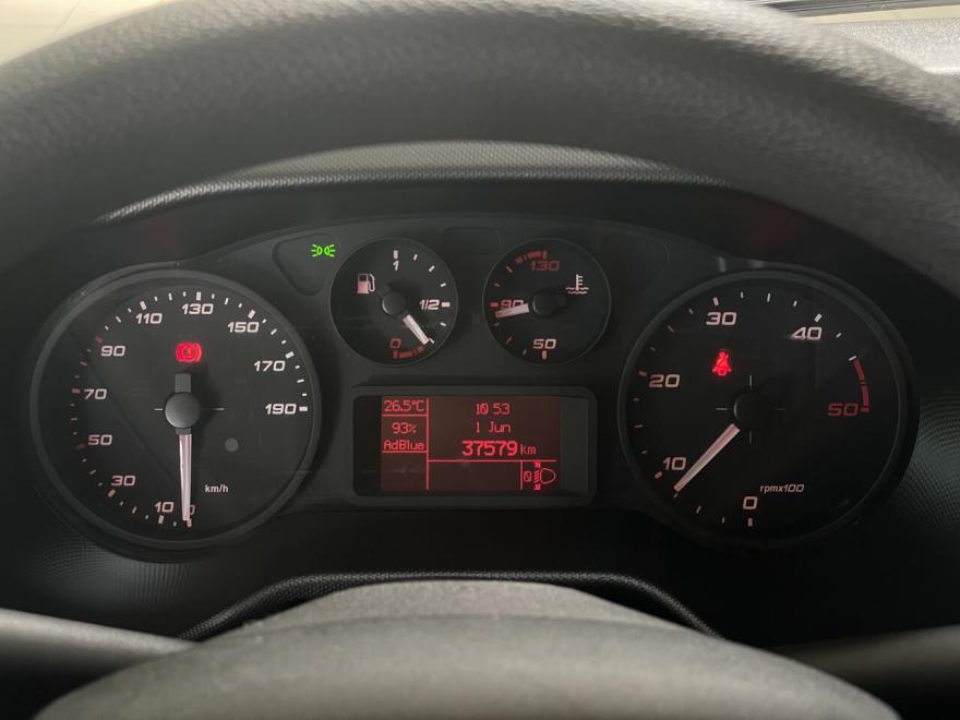 
<p>Alle&nbsp;<strong>DECAIGNY SELECTED CARS&nbsp;&amp; VANS</strong>&nbsp;worden op 110 punten gecontroleerd - Minimum 1 jaar garantie &nbsp;– Europese wagen - Uitgebreide testrit mogelijk om onze kwaliteit te ervaren. Onze hoog opgeleide medewerkers garanderen U kwaliteit en perfecte service.<br>Bezoek onze website :&nbsp;https://www.decaigny.be&nbsp;&nbsp;en vind uw droomwagen!</p><p><span>
</span></p><p><strong>Flexlease</strong>&nbsp;: Alles omvattend leaseprogramma voor bedrijf en particulier. Bezoek onze website : &nbsp;https://www.flexlease.rent&nbsp;.</p><p><span>
</span></p><p><strong>Cash Your Car&nbsp;</strong>: Wij doen overnames van alle wagens, ongeacht leeftijd of merk. Bezoek onze website :&nbsp;https://www.cashyourcar.be.</p><p><span>
</span></p><p><strong>Decaigny Care</strong>&nbsp;: Tot 10 jaar garantie a.d.h.v. een op maat gemaakt onderhoudscontract.</p><p><span>
</span></p><p>Neem vrijblijvend contact op met onze dienst verkoop.<br>Bedankt voor uw interesse in onze diensten. Familie Decaigny en het ganse team.</p><p><span>
</span></p><p>Prijs exclusief kit voor ingebruikname (onderhoud, duplicaat nummerplaat, jaar Europese bijstand, poetsbeurt binnen en buiten, keuring voor verkoop) van €275 incl.&nbsp;BTW.</p>