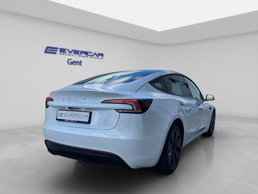 Achterbank 1/3 - 2/3, Adaptieve Cruise Control, Airconditioning, Armsteun, Automatische klimaatregeling, Automatische Tractiecontrole, Centrale deurvergrendeling met afstandsbediening, Cruise Control, Electrische ruiten, Electrische spiegels, Electrische zetelverstelling, Elektrisch verstelbare buitenspiegels, Elektrische achterklep, ESP, Getinte ramen, LED dagrijverlichting, LED koplampen, Lederen bekleding, Lederen stuurwiel, Lendensteun, 18 velgen, Lichtmetalen velgen, Lichtsensor, Multifunctioneel stuur, Panoramisch dak, Parkeerhulp achter, Parkeerhulp met camera, Parkeerhulp voor, Parkeersensoren, Regensensor, Skiluik, Sleutelloze toegang, Sportzetels, Standverwarming, Stuurbekrachtiging, Trekhaak, Verwarmd stuurwiel, Zetelventilatie, Zetelverwarming, Aanraakscherm, Bluetooth, Boordcomputer, DAB radio, Geluidssysteem, Handsfree, MP3, Navigatiesysteem, Radio, Spraakbediening, USB, ABS, Airbag bestuurder, Airbag passagier, Alarm, Bandenspanningscontrolesysteem, Bochten verlichting, Centrale vergrendeling, Dagrijlichten, Dodehoekdetectie, Hoofd airbag, Isofix, Lane Departure Warning-systeem, Noodoproepsysteem, Noodremassistent, Verkeersbordherkenning, Zij-airbags, 360° camera, Automatische klimaatregeling, 3 zones, Binnenspiegel automatisch dimmend, Botswaarschuwing, Elektronische parkeerrem, Garantie, Geheel digitaal combi-instrument, Grootlichtassistent, Inductieladen voor smartphones, Koplamp volledig LED, Met onderhoudshistoriek, Niet-rokersvoertuig, Sfeerverlichting, Snelheidsbeperkingsinstallatie, Verblindingsvrij grootlicht
<ul><li><p>EVERCAR is de specialist in elektrische tweedehandswagens met jarenlange ervaring alle merken</p></li></ul><ul><li><p>Gekeurd voor verkoop en geleverd met Car-Pass</p></li></ul><ul><li><p>State of Health (SOH) batterij testcertificaat op aanvraag</p></li></ul><ul><li><p>12 maanden waarborg zonder kilometerbeperking. Extra waarborg mogelijk tegen meerprijs.</p></li></ul><ul><li><p>Operationele lease, financiele renting, financiering op maat.<br><br></p></li></ul><p>Toch niet de wagen die je zoekt? Bekijk ons volledig aanbod op onze website of geef ons door welke wagen je wil en wij gaan voor jou op zoek.</p><p>Wij werken enkel op afspraak in onze showroom te Begoniastraat 2c, 9810 Nazareth - De Pinte</p><p>Contact : Bruno Van Nieuwenburg T : +32 486 675414&nbsp; E : bruno@evercar.be</p>