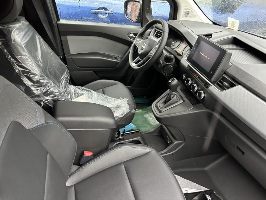 Deze Nissan Townstar Van is een uitstekende keuze voor iedereen die op zoek is naar een betrouwbare tweedehands lichte commerciële voertuig. Met een handgeschakelde versnellingsbak en een elektrische aandrijving, biedt deze wagen zowel efficiëntie als kracht. De grijze, solide lak zorgt ervoor dat de wagen er altijd professioneel uitziet. 

Comfort is van groot belang in deze Townstar Van, met een automatische airco die zorgt voor een aangename temperatuur, een centrale armsteun voor extra gemak tijdens lange ritten, en een on-board computer voor al uw navigatiebehoeften. 

Wat de veiligheid betreft, is deze wagen uitgerust met een actieve remondersteuning, ESP, en een rijbaanveranderingswaarschuwing, wat uw vertrouwen op de weg vergroot. Daarnaast zijn er ook twee airbags aanwezig voor zowel de bestuurder als de passagier, wat bijdraagt aan de algehele veiligheid van de bestuurder en passagiers. Dankzij het parkeerassistentiesysteem kan de bestuurder het voertuig met gemak parkeren, zelfs in krappe ruimtes. 

U vindt ook handige functies zoals Bluetooth-connectiviteit en een MP3-radio. Met zijn volledig elektronische inklapbare buitenspiegels en mistlampen wordt deze Nissan Townstar Van zeker een veelzijdige metgezel op de weg. 

Informatie: Uw garagist sinds 1978, Vijverman Motors BV, biedt specialistische service, niet alleen voor Nissan, maar voor alle merken. Voor meer informatie, bezoek onze website www.vijverman-motors.be.