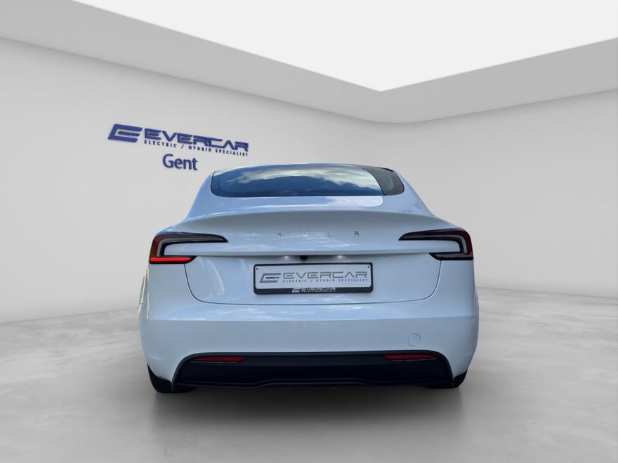 Achterbank 1/3 - 2/3, Adaptieve Cruise Control, Airconditioning, Armsteun, Automatische klimaatregeling, Automatische Tractiecontrole, Centrale deurvergrendeling met afstandsbediening, Cruise Control, Electrische ruiten, Electrische spiegels, Electrische zetelverstelling, Elektrisch verstelbare buitenspiegels, Elektrische achterklep, ESP, Getinte ramen, LED dagrijverlichting, LED koplampen, Lederen bekleding, Lederen stuurwiel, Lendensteun, 18 velgen, Lichtmetalen velgen, Lichtsensor, Multifunctioneel stuur, Panoramisch dak, Parkeerhulp achter, Parkeerhulp met camera, Parkeerhulp voor, Parkeersensoren, Regensensor, Skiluik, Sleutelloze toegang, Sportzetels, Standverwarming, Stuurbekrachtiging, Trekhaak, Verwarmd stuurwiel, Zetelventilatie, Zetelverwarming, Aanraakscherm, Bluetooth, Boordcomputer, DAB radio, Geluidssysteem, Handsfree, MP3, Navigatiesysteem, Radio, Spraakbediening, USB, ABS, Airbag bestuurder, Airbag passagier, Alarm, Bandenspanningscontrolesysteem, Bochten verlichting, Centrale vergrendeling, Dagrijlichten, Dodehoekdetectie, Hoofd airbag, Isofix, Lane Departure Warning-systeem, Noodoproepsysteem, Noodremassistent, Verkeersbordherkenning, Zij-airbags, 360° camera, Automatische klimaatregeling, 3 zones, Binnenspiegel automatisch dimmend, Botswaarschuwing, Elektronische parkeerrem, Garantie, Geheel digitaal combi-instrument, Grootlichtassistent, Inductieladen voor smartphones, Koplamp volledig LED, Met onderhoudshistoriek, Niet-rokersvoertuig, Sfeerverlichting, Snelheidsbeperkingsinstallatie, Verblindingsvrij grootlicht
<ul><li><p>EVERCAR is de specialist in elektrische tweedehandswagens met jarenlange ervaring alle merken</p></li></ul><ul><li><p>Gekeurd voor verkoop en geleverd met Car-Pass</p></li></ul><ul><li><p>State of Health (SOH) batterij testcertificaat op aanvraag</p></li></ul><ul><li><p>12 maanden waarborg zonder kilometerbeperking. Extra waarborg mogelijk tegen meerprijs.</p></li></ul><ul><li><p>Operationele lease, financiele renting, financiering op maat.<br><br></p></li></ul><p>Toch niet de wagen die je zoekt? Bekijk ons volledig aanbod op onze website of geef ons door welke wagen je wil en wij gaan voor jou op zoek.</p><p>Wij werken enkel op afspraak in onze showroom te Begoniastraat 2c, 9810 Nazareth - De Pinte</p><p>Contact : Bruno Van Nieuwenburg T : +32 486 675414&nbsp; E : bruno@evercar.be</p>