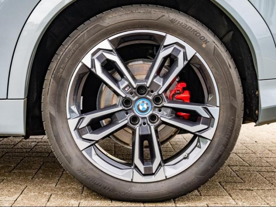 <p>&amp;nbsp;</p>
<p><span>01EK</span>&amp;nbsp;<span>BMW LM-velg dubbele spaak 871M STD</span></p>
<p><span>0230</span>&amp;nbsp;<span>EU-specifieke extra werkzaamheden</span></p>
<p><span>02PA</span>&amp;nbsp;<span>Wielbout met slot</span></p>
<p><span>02VB</span>&amp;nbsp;<span>Bandenspanningsweergave</span></p>
<p><span>02VC</span>&amp;nbsp;<span>Bandenreparatieset</span></p>
<p><span>02VF</span>&amp;nbsp;<span>Adaptief M-onderstel</span></p>
<p><span>0313</span>&amp;nbsp;<span>Buitenspiegel inklapbaar</span></p>
<p><span>0320</span>&amp;nbsp;<span>Ontfall, type-aanduiding</span></p>
<p><span>0322</span>&amp;nbsp;<span>Comforttoegang</span></p>
<p><span>0337</span>&amp;nbsp;<span>M Sportpakket</span></p>
<p><span>033B</span>&amp;nbsp;<span>M SPORTPAKKET PRO</span></p>
<p><span>03KA</span>&amp;nbsp;<span>Geluidsisolerende ruiten</span></p>
<p><span>03M2</span>&amp;nbsp;<span>M SPORTREM, ROOD HOOGGLANS</span></p>
<p><span>03MF</span>&amp;nbsp;<span>M koplampen Shadow Line</span></p>
<p><span>0420</span>&amp;nbsp;<span>Verduisterde ruiten</span></p>
<p><span>0430</span>&amp;nbsp;<span>Binnen-/buitenspiegel, aut. dimmend</span></p>
<p><span>0431</span>&amp;nbsp;<span>Binnenspiegel, automatisch dimmend</span></p>
<p><span>0478</span>&amp;nbsp;<span>Kinderstoeltjebevestiging</span></p>
<p><span>0481</span>&amp;nbsp;<span>Sportstoel</span></p>
<p><span>0494</span>&amp;nbsp;<span>Stoelverwarming bestuurder/passagier</span></p>
<p><span>04AT</span>&amp;nbsp;<span>Interieurstrips hoogglanzend zwart</span></p>
<p><span>04GQ</span>&amp;nbsp;<span>M veiligheidsgordels</span></p>
<p><span>04NW</span>&amp;nbsp;<span>LUXURY DASHBOARD</span></p>
<p><span>04T2</span>&amp;nbsp;<span>LADEKABEL PROFESSIONAL (MODE 3)</span></p>
<p><span>04U9</span>&amp;nbsp;<span>Akoestische voetgangersbescherming</span></p>
<p><span>04V1</span>&amp;nbsp;<span>BMW ICONICSOUNDS ELECTRIC</span></p>
<p><span>0548</span>&amp;nbsp;<span>Kilometersnelheidsmeter</span></p>
<p><span>0552</span>&amp;nbsp;<span>Adaptieve LED-koplamp</span></p>
<p><span>05AC</span>&amp;nbsp;<span>Grootlichtassistent</span></p>
<p><span>05AV</span>&amp;nbsp;<span>Active Guard</span></p>
<p><span>05DM</span>&amp;nbsp;<span>Parkeerhulpsysteem</span></p>
<p><span>0654</span>&amp;nbsp;<span>DAB-Tuner (voorbereid voor DAB+)</span></p>
<p><span>06AE</span>&amp;nbsp;<span>Teleservices</span></p>
<p><span>06AF</span>&amp;nbsp;<span>Wettelijke noodoproep</span></p>
<p><span>06AK</span>&amp;nbsp;<span>Connected Drive Services</span></p>
<p><span>06NX</span>&amp;nbsp;<span>Storage tray wireless Charging</span></p>
<p><span>0710</span>&amp;nbsp;<span>M leerstuurwiel</span></p>
<p><span>0754</span>&amp;nbsp;<span>M Achterspoiler</span></p>
<p><span>0760</span>&amp;nbsp;<span>Hoogglans Shadow line</span></p>
<p><span>0775</span>&amp;nbsp;<span>Dakhemel antraciet</span></p>
<p><span>07EV</span>&amp;nbsp;<span>Optiepakket</span></p>
<p><span>07M9</span>&amp;nbsp;<span>M Schadow Line met uitgebreide scope</span></p>
<p><span>0868</span>&amp;nbsp;<span>Taal Nederlands</span></p>
<p><span>0886</span>&amp;nbsp;<span>Boorddocumentatie Nederlands</span></p>
<p><span>08R3</span>&amp;nbsp;<span>COC EXTRA UITRUSTING</span></p>
<p><span>08R9</span>&amp;nbsp;<span>Koelmiddel R1234yf</span></p>
<p><span>08TF</span>&amp;nbsp;<span>Actieve voetgangersbescherming</span></p>
<p><span>08WN</span>&amp;nbsp;<span>Regeling E</span></p>
<p><span>09QV</span>&amp;nbsp;<span>Voorbereiding Driving Assistant Plus</span></p>
<p><span>09T1</span>&amp;nbsp;<span>M SPORT EXTERIEURUMFAENGE</span></p>
<p><span>09T2</span>&amp;nbsp;<span>M SPORT interieuromvangen</span></p>
<p><span>09TB</span>&amp;nbsp;<span>SPEZ. ZUSATZUMF. M SPORTPAKET PRO</span></p>
<p><span>A050</span>&amp;nbsp;<span>AGM-accu 50 Ah</span></p>
<p>&amp;nbsp;</p>
<p>&amp;nbsp;</p>
