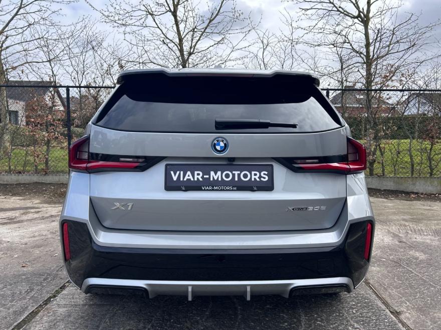 BMW X1 xDrive 30e Msport AWD

SPACE SILVER METALLIC

Extra opties en pakketten:
-Adaptief M-onderstel
-M Sportpakket
-Elektr Wegklapbare Trekhaak
-M-dakreling Shadow Line
-Sportsoelen voor
-M-leerstuurwiel
-Hoogglans Shadow Line
-M-Sport Interieur
-M-Sport exterieur

Interieur en Comfort:
-Stoelverwarming Bestuurder en Passagier voor

Multimedia:
-DAB
-Teleservices
-SOS noodoproep
-Inductieladen Smartphone

Veiligheid en verlichting:
-Akoestische Voetgangersbeschermming
-Bandenspanningscontrole
-Verduisterde Ruiten achter
-Binnen- en Buitenspiegel Automatisch dimmend
-Adaptieve LED-koplampen
-Grootlichtassistent

Wiel en toebehoren:
-BMW LM-velg Dubbele Spaak 838M

Volledige service historiek aanwezig
Ongeval-kras-rook-huisdiervrij
Fabrieksgarantie/1jaar garantie, keuring +carpass inbegrepen
BTW aftrekbaar
Financiering mogelijk
Bezichtiging/testrit enkel na afspraak

On parle français
We speak english
Wir sprechen deutsch


VIAR-MOTORS
Tel: +32497499272