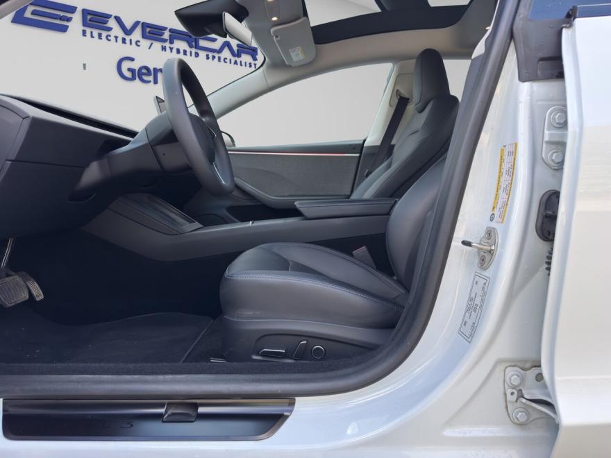 Achterbank 1/3 - 2/3, Adaptieve Cruise Control, Airconditioning, Armsteun, Automatische klimaatregeling, Automatische Tractiecontrole, Centrale deurvergrendeling met afstandsbediening, Cruise Control, Electrische ruiten, Electrische spiegels, Electrische zetelverstelling, Elektrisch verstelbare buitenspiegels, Elektrische achterklep, ESP, Getinte ramen, LED dagrijverlichting, LED koplampen, Lederen bekleding, Lederen stuurwiel, Lendensteun, 18 velgen, Lichtmetalen velgen, Lichtsensor, Multifunctioneel stuur, Panoramisch dak, Parkeerhulp achter, Parkeerhulp met camera, Parkeerhulp voor, Parkeersensoren, Regensensor, Skiluik, Sleutelloze toegang, Sportzetels, Standverwarming, Stuurbekrachtiging, Trekhaak, Verwarmd stuurwiel, Zetelventilatie, Zetelverwarming, Aanraakscherm, Bluetooth, Boordcomputer, DAB radio, Geluidssysteem, Handsfree, MP3, Navigatiesysteem, Radio, Spraakbediening, USB, ABS, Airbag bestuurder, Airbag passagier, Alarm, Bandenspanningscontrolesysteem, Bochten verlichting, Centrale vergrendeling, Dagrijlichten, Dodehoekdetectie, Hoofd airbag, Isofix, Lane Departure Warning-systeem, Noodoproepsysteem, Noodremassistent, Verkeersbordherkenning, Zij-airbags, 360° camera, Automatische klimaatregeling, 3 zones, Binnenspiegel automatisch dimmend, Botswaarschuwing, Elektronische parkeerrem, Garantie, Geheel digitaal combi-instrument, Grootlichtassistent, Inductieladen voor smartphones, Koplamp volledig LED, Met onderhoudshistoriek, Niet-rokersvoertuig, Sfeerverlichting, Snelheidsbeperkingsinstallatie, Verblindingsvrij grootlicht
<ul><li><p>EVERCAR is de specialist in elektrische tweedehandswagens met jarenlange ervaring alle merken</p></li></ul><ul><li><p>Gekeurd voor verkoop en geleverd met Car-Pass</p></li></ul><ul><li><p>State of Health (SOH) batterij testcertificaat op aanvraag</p></li></ul><ul><li><p>12 maanden waarborg zonder kilometerbeperking. Extra waarborg mogelijk tegen meerprijs.</p></li></ul><ul><li><p>Operationele lease, financiele renting, financiering op maat.<br><br></p></li></ul><p>Toch niet de wagen die je zoekt? Bekijk ons volledig aanbod op onze website of geef ons door welke wagen je wil en wij gaan voor jou op zoek.</p><p>Wij werken enkel op afspraak in onze showroom te Begoniastraat 2c, 9810 Nazareth - De Pinte</p><p>Contact : Bruno Van Nieuwenburg T : +32 486 675414&nbsp; E : bruno@evercar.be</p>