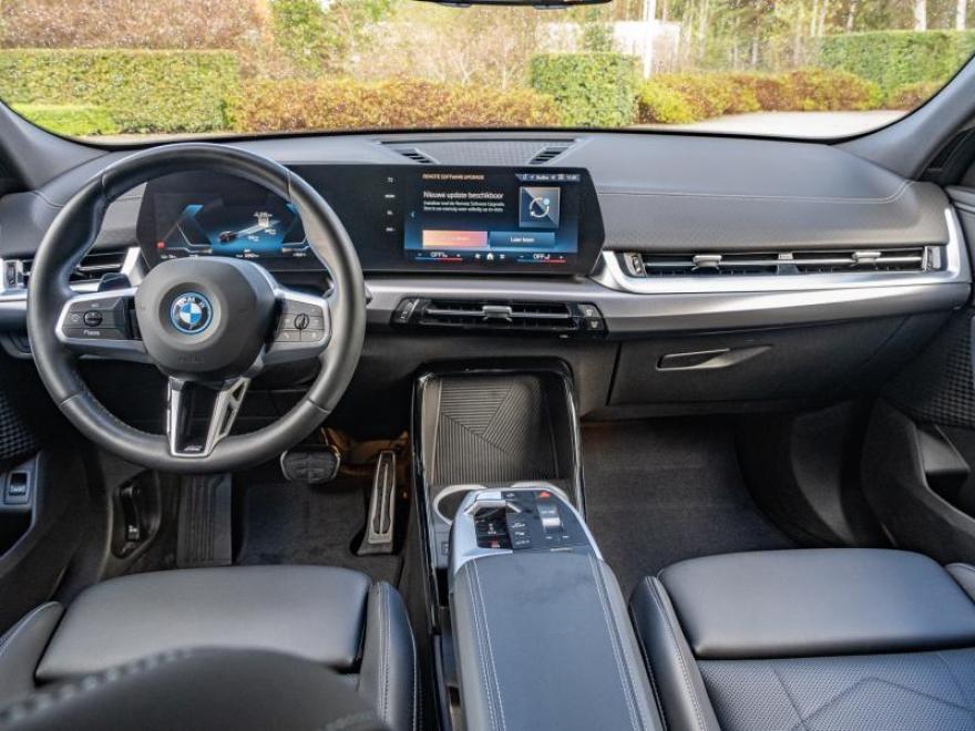 <p>&amp;nbsp;</p>
<p><span>01EK</span> <span>BMW LM-velg dubbele spaak 871M STD</span></p>
<p><span>0230</span> <span>EU-specifieke extra werkzaamheden</span></p>
<p><span>02PA</span> <span>Wielbout met slot</span></p>
<p><span>02VB</span> <span>Bandenspanningsweergave</span></p>
<p><span>02VC</span> <span>Bandenreparatieset</span></p>
<p><span>02VF</span> <span>Adaptief M-onderstel</span></p>
<p><span>0337</span> <span>M Sportpakket</span></p>
<p><span>033B</span> <span>M SPORTPAKKET PRO</span></p>
<p><span>03AC</span> <span>Aanhangwagenkoppeling</span></p>
<p><span>03M2</span> <span>M SPORTREM, ROOD HOOGGLANS</span></p>
<p><span>03MF</span> <span>M koplampen Shadow Line</span></p>
<p><span>0420</span> <span>Verduisterde ruiten</span></p>
<p><span>0478</span> <span>Kinderstoeltjebevestiging</span></p>
<p><span>0481</span> <span>Sportstoel</span></p>
<p><span>0494</span> <span>Stoelverwarming bestuurder/passagier</span></p>
<p><span>04GQ</span> <span>M veiligheidsgordels</span></p>
<p><span>04H2</span> <span>Interieurlijst aluminium Hexacube licht</span></p>
<p><span>04NW</span> <span>LUXURY DASHBOARD</span></p>
<p><span>04T2</span> <span>LADEKABEL PROFESSIONAL (MODE 3)</span></p>
<p><span>04U9</span> <span>Akoestische voetgangersbescherming</span></p>
<p><span>0548</span> <span>Kilometersnelheidsmeter</span></p>
<p><span>0552</span> <span>Adaptieve LED-koplamp</span></p>
<p><span>05AC</span> <span>Grootlichtassistent</span></p>
<p><span>05AV</span> <span>Active Guard</span></p>
<p><span>05DM</span> <span>Parkeerhulpsysteem</span></p>
<p><span>0654</span> <span>DAB-Tuner (voorbereid voor DAB+)</span></p>
<p><span>06AE</span> <span>Teleservices</span></p>
<p><span>06AF</span> <span>Wettelijke noodoproep</span></p>
<p><span>06AK</span> <span>Connected Drive Services</span></p>
<p><span>0710</span> <span>M leerstuurwiel</span></p>
<p><span>0754</span> <span>M Achterspoiler</span></p>
<p><span>0760</span> <span>Hoogglans Shadow line</span></p>
<p><span>0775</span> <span>Dakhemel antraciet</span></p>
<p><span>07M9</span> <span>M Schadow Line met uitgebreide scope</span></p>
<p><span>0868</span> <span>Taal Nederlands</span></p>
<p><span>0886</span> <span>Boorddocumentatie Nederlands</span></p>
<p><span>08R3</span> <span>COC EXTRA UITRUSTING</span></p>
<p><span>08R9</span> <span>Koelmiddel R1234yf</span></p>
<p><span>08TF</span> <span>Actieve voetgangersbescherming</span></p>
<p><span>08WN</span> <span>Regeling E</span></p>
<p><span>09T1</span> <span>M SPORT EXTERIEURUMFAENGE</span></p>
<p><span>09T2</span> <span>M SPORT interieuromvangen</span></p>
<p><span>09TB</span> <span>SPEZ. ZUSATZUMF. M SPORTPAKET PRO</span></p>
<p><span>A050</span> <span>AGM-accu 50 Ah</span></p>
<p>&amp;nbsp;</p>
<p>&amp;nbsp;</p>U kan de concessie telefonisch bereiken op het nummer 03/645 22 90.<br>

Wenst u een videorondleiding van de wagen of wenst u snel een vraag te stellen via een kort bericht via Whatsapp?<br>

Dan is dit perfect mogelijk door ons via Whatsapp te contacteren op het nummer 03/645 22 90.<br>