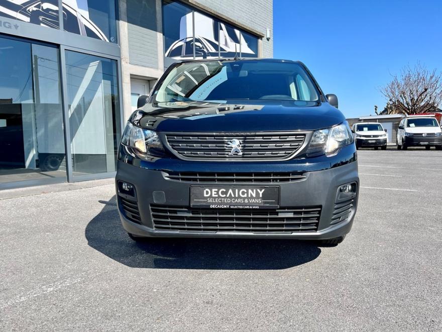 Deze wagen is te bezichtigen op volgend adres : Roeselaarsestraat 38, 8850 Ardooie.
Bij interesse kunt u ons bereiken via GSM : 0489/82.51.71 of via E-MAIL :  jeanmichel.vantroys@decaigny.be
Alle DECAIGNY SELECTED CARS & VANS worden op 110 punten gecontroleerd - Minimum 1 jaar garantie  – Europese wagen - Uitgebreide testrit mogelijk om onze kwaliteit te ervaren. Onze hoog opgeleide medewerkers garanderen U kwaliteit en perfecte service.
 Bezoek onze website : https://www.decaigny.be  en vind uw droomwagen!
Flexlease : Alles omvattend leaseprogramma voor bedrijf en particulier. Bezoek onze website :  https://www.flexlease.rent .
Cash Your Car : Wij doen overnames van alle wagens, ongeacht leeftijd of merk. Bezoek onze website : https://www.cashyourcar.be.
Decaigny Care : Tot 10 jaar garantie a.d.h.v. een op maat gemaakt onderhoudscontract.
Neem vrijblijvend contact op met onze dienst verkoop.
 Bedankt voor uw interesse in onze diensten. Familie Decaigny en het ganse team.
Prijs exclusief kit voor ingebruikname (onderhoud, duplicaat nummerplaat, jaar Europese bijstand, poetsbeurt binnen en buiten, keuring voor verkoop) van €240 incl. BTW.
 
Toutes DECAIGNY SELECTED CARS & VANS sont contrôlées sur 110points – Garantie minimum de 1 an – Voiture européenne – Possibilité d’essais approfondis afin d’aprrécier notre qualité. Notre personnel hautement qualifié vous garantit un parfait service de qualité.
Visitez notre site: https://www.decaigny.be et trouvez la voiture de vos rêves!
 Flexlease : programme de lease complet pour les entreprises et les particuliers. Visitez notre site: https://www.flexlease.rent.
Cash Your Car : nous procédons à l'acquisition de toutes les voitures, quel que soit leur âge ou leur marque. Visitez notre site:https://www.cashyourcar.be.
Decaigny Care: Jusqu'à 10 ans de garantie basée sur un contrat de maintenance sur mesure.
N'hésitez pas à contacter notre service commercial.
Merci de votre intérêt pour nos services. La famille Decaigny et toute l'équipe.
Prix hors kit de mise en service (entretien, duplicate de plaque d'immatriculation, 12 mois d'assistance européenne, nettoyage intérieur et extérieur, contrôle technique de vente) de 240 € TTC.