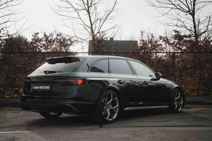 AUDI RS4 AVANT - 25 YEARS EDITION !!!
DEMO WAGEN MET SLECHTS 3200 KM

Extra opties en pakketten:
-Mythoszwart Metallic
-Buitenspiegels in mat carbon
-Acoustic Parking System(APS) achteraan en vooraan
-RS-kuipzetels in dinamica/leder met honingraat motief
-RS sportuitlaat
-RS-logo op stuurwiel
-RS-instaplijsten
-Shadow look Plus
-Audi virtual cockpit Plus met extra RS lay-out
-Start-stopsysteem met energie recuperatie
-Bandenherstelkit
-met leder bekleed 3-spakig multifunctiesportstuur Plus, onderaan afgeplat, schakelpeddels(+/-)


Interieur en Comfort:
-Zwart interieur-dakhemel zwarte stof
-Buitenspiegels elektrisch verstel-, verwarm- en inklapbaar, met automatische dag/nacht-functie
-Binnenspiegel met automatische dag/nacht-functie
-USB-aansluiting achterin
-Head-updisplay
-Kofferklep met elektrische opening en sluiting
-Comfortsleutel (Advanced Key)
-Verwarmbare zetels voorin
-Audi Hill Assist Vertrekhulp
-Automatische comfortklimaatregeling met 3zones
-Sfeerverlichtingspakket Plus
-Decoratieve inlegplaatjes in mat carbon
-Achterbankleuning neerklapbaar
-Warmtewerend glas
-verduisterde zijruiten en achterruit

Multimedia:
-Bang & Olufsen Premium Sound System
-Audi Phone Box
-Audi Application Store & Audi Smartphone Interface
-LTE-versterker voor Audi Phone Box
-MMI navigation Plus met MMI Touch
-Audi connect navigation & infotainment Plus (3jaar)
-DAB
-Datamodule Europa 

Veiligheid en verlichting:
-Achteruitrijcamera
-Volumetrisch en perimetrisch alarm
-Airbag voor bestuurder en passagier vooraan, met uitschakelbare passagiersbag
-Zij-airbag voor met hoofdairbag
-Lane departure warning
-Audi pre sense city
-Bandenspanningscontrole Plus
-Matrix LED-koplampen met dynamische LED-richtingaanwijzers vooraan+dynamisch lichtscenario
-Dagrijlichten
-LED-achterlichten met dynamische knipperlichten achteraan +dynamisch lichtscenario
-Isofix voor het bevestigen van kinderzitje op passagierszetel vooraan
-Pre-sense camera
-Audi pre-sense rear
-Audi side assist
-Adaptieve snelheidsregelaar (cruise control)
-Koplampsproeiers
-RS Competition instapverlichting
-Audi connect emergency call & service call
-Cameragebaseerde verkeersbordendetectie

Wiel en toebehoren:
-RS-sportophanging
-QUATTRO met sportdifferentieel
-RS-keramische remmen vooraan met remklauwen in glanzend anthracietgrijs
-Antidiefstalbouten
-Audi drive select



Volledige service historiek aanwezig
Ongeval-kras-rook-huisdiervrij
Fabrieksgarantie 5jaar/120000km
BTW aftrekbaar
Financiering mogelijk
Bezichting/testrit enkel na afspraak

On parle français
We speak english
Wir sprechen deutsch


VIAR-MOTORS
Tel: +32497499272