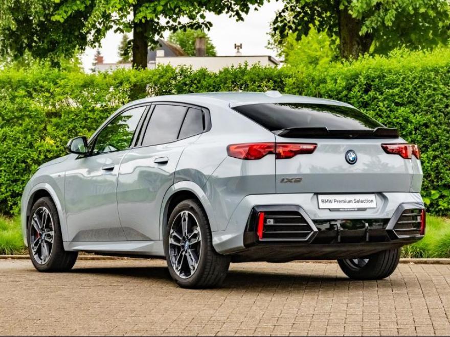 <p>&amp;nbsp;</p>
<p><span>01EK</span>&amp;nbsp;<span>BMW LM-velg dubbele spaak 871M STD</span></p>
<p><span>0230</span>&amp;nbsp;<span>EU-specifieke extra werkzaamheden</span></p>
<p><span>02PA</span>&amp;nbsp;<span>Wielbout met slot</span></p>
<p><span>02VB</span>&amp;nbsp;<span>Bandenspanningsweergave</span></p>
<p><span>02VC</span>&amp;nbsp;<span>Bandenreparatieset</span></p>
<p><span>02VF</span>&amp;nbsp;<span>Adaptief M-onderstel</span></p>
<p><span>0313</span>&amp;nbsp;<span>Buitenspiegel inklapbaar</span></p>
<p><span>0320</span>&amp;nbsp;<span>Ontfall, type-aanduiding</span></p>
<p><span>0322</span>&amp;nbsp;<span>Comforttoegang</span></p>
<p><span>0337</span>&amp;nbsp;<span>M Sportpakket</span></p>
<p><span>033B</span>&amp;nbsp;<span>M SPORTPAKKET PRO</span></p>
<p><span>03KA</span>&amp;nbsp;<span>Geluidsisolerende ruiten</span></p>
<p><span>03M2</span>&amp;nbsp;<span>M SPORTREM, ROOD HOOGGLANS</span></p>
<p><span>03MF</span>&amp;nbsp;<span>M koplampen Shadow Line</span></p>
<p><span>0420</span>&amp;nbsp;<span>Verduisterde ruiten</span></p>
<p><span>0430</span>&amp;nbsp;<span>Binnen-/buitenspiegel, aut. dimmend</span></p>
<p><span>0431</span>&amp;nbsp;<span>Binnenspiegel, automatisch dimmend</span></p>
<p><span>0478</span>&amp;nbsp;<span>Kinderstoeltjebevestiging</span></p>
<p><span>0481</span>&amp;nbsp;<span>Sportstoel</span></p>
<p><span>0494</span>&amp;nbsp;<span>Stoelverwarming bestuurder/passagier</span></p>
<p><span>04AT</span>&amp;nbsp;<span>Interieurstrips hoogglanzend zwart</span></p>
<p><span>04GQ</span>&amp;nbsp;<span>M veiligheidsgordels</span></p>
<p><span>04NW</span>&amp;nbsp;<span>LUXURY DASHBOARD</span></p>
<p><span>04T2</span>&amp;nbsp;<span>LADEKABEL PROFESSIONAL (MODE 3)</span></p>
<p><span>04U9</span>&amp;nbsp;<span>Akoestische voetgangersbescherming</span></p>
<p><span>04V1</span>&amp;nbsp;<span>BMW ICONICSOUNDS ELECTRIC</span></p>
<p><span>0548</span>&amp;nbsp;<span>Kilometersnelheidsmeter</span></p>
<p><span>0552</span>&amp;nbsp;<span>Adaptieve LED-koplamp</span></p>
<p><span>05AC</span>&amp;nbsp;<span>Grootlichtassistent</span></p>
<p><span>05AV</span>&amp;nbsp;<span>Active Guard</span></p>
<p><span>05DM</span>&amp;nbsp;<span>Parkeerhulpsysteem</span></p>
<p><span>0654</span>&amp;nbsp;<span>DAB-Tuner (voorbereid voor DAB+)</span></p>
<p><span>06AE</span>&amp;nbsp;<span>Teleservices</span></p>
<p><span>06AF</span>&amp;nbsp;<span>Wettelijke noodoproep</span></p>
<p><span>06AK</span>&amp;nbsp;<span>Connected Drive Services</span></p>
<p><span>06NX</span>&amp;nbsp;<span>Storage tray wireless Charging</span></p>
<p><span>0710</span>&amp;nbsp;<span>M leerstuurwiel</span></p>
<p><span>0754</span>&amp;nbsp;<span>M Achterspoiler</span></p>
<p><span>0760</span>&amp;nbsp;<span>Hoogglans Shadow line</span></p>
<p><span>0775</span>&amp;nbsp;<span>Dakhemel antraciet</span></p>
<p><span>07EV</span>&amp;nbsp;<span>Optiepakket</span></p>
<p><span>07M9</span>&amp;nbsp;<span>M Schadow Line met uitgebreide scope</span></p>
<p><span>0868</span>&amp;nbsp;<span>Taal Nederlands</span></p>
<p><span>0886</span>&amp;nbsp;<span>Boorddocumentatie Nederlands</span></p>
<p><span>08R3</span>&amp;nbsp;<span>COC EXTRA UITRUSTING</span></p>
<p><span>08R9</span>&amp;nbsp;<span>Koelmiddel R1234yf</span></p>
<p><span>08TF</span>&amp;nbsp;<span>Actieve voetgangersbescherming</span></p>
<p><span>08WN</span>&amp;nbsp;<span>Regeling E</span></p>
<p><span>09QV</span>&amp;nbsp;<span>Voorbereiding Driving Assistant Plus</span></p>
<p><span>09T1</span>&amp;nbsp;<span>M SPORT EXTERIEURUMFAENGE</span></p>
<p><span>09T2</span>&amp;nbsp;<span>M SPORT interieuromvangen</span></p>
<p><span>09TB</span>&amp;nbsp;<span>SPEZ. ZUSATZUMF. M SPORTPAKET PRO</span></p>
<p><span>A050</span>&amp;nbsp;<span>AGM-accu 50 Ah</span></p>
<p>&amp;nbsp;</p>
<p>&amp;nbsp;</p>