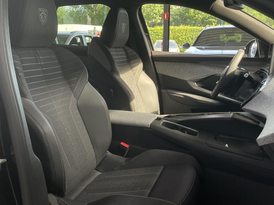 
<p>Alle&nbsp;<strong>DECAIGNY SELECTED CARS&nbsp;&amp; VANS</strong>&nbsp;worden op 110 punten gecontroleerd - Minimum 1 jaar garantie &nbsp;– Europese wagen - Uitgebreide testrit mogelijk om onze kwaliteit te ervaren. Onze hoog opgeleide medewerkers garanderen U kwaliteit en perfecte service.<br>Bezoek onze website :&nbsp;https://www.decaigny.be&nbsp;&nbsp;en vind uw droomwagen!</p><p><span>
</span></p><p><strong>Flexlease</strong>&nbsp;: Alles omvattend leaseprogramma voor bedrijf en particulier. Bezoek onze website : &nbsp;https://www.flexlease.rent&nbsp;.</p><p><span>
</span></p><p><strong>Cash Your Car&nbsp;</strong>: Wij doen overnames van alle wagens, ongeacht leeftijd of merk. Bezoek onze website :&nbsp;https://www.cashyourcar.be.</p><p><span>
</span></p><p><strong>Decaigny Care</strong>&nbsp;: Tot 10 jaar garantie a.d.h.v. een op maat gemaakt onderhoudscontract.</p><p><span>
</span></p><p>Neem vrijblijvend contact op met onze dienst verkoop.<br>Bedankt voor uw interesse in onze diensten. Familie Decaigny en het ganse team.</p><p><span>
</span></p><p>Prijs exclusief kit voor ingebruikname (onderhoud, duplicaat nummerplaat, jaar Europese bijstand, poetsbeurt binnen en buiten, keuring voor verkoop) van €350 incl.&nbsp;BTW.</p>