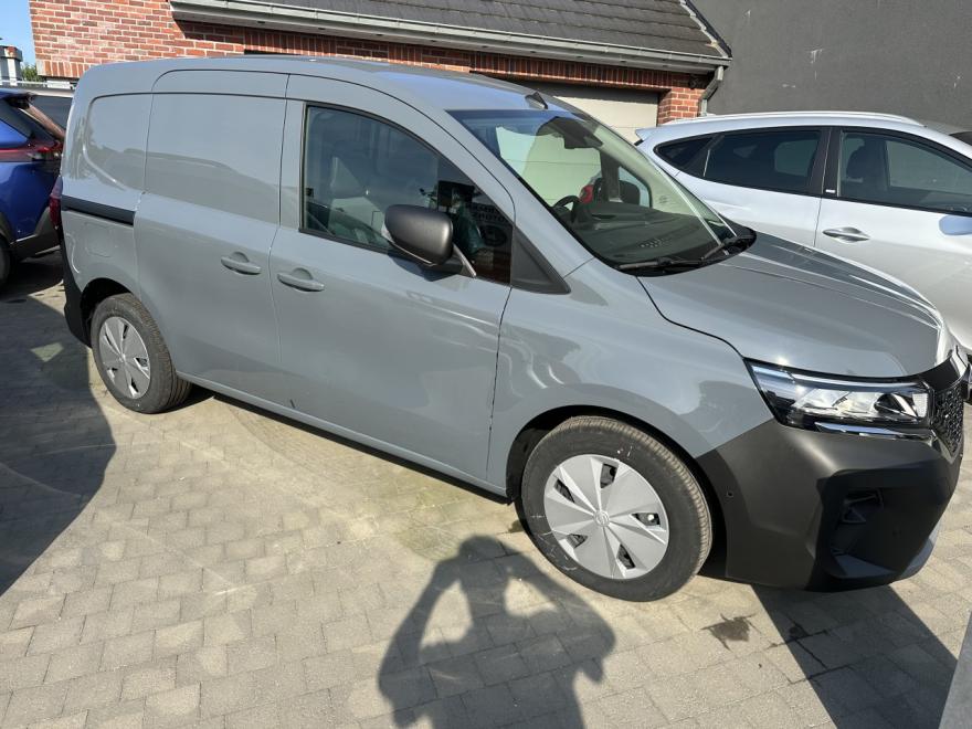 Deze Nissan Townstar Van is een uitstekende keuze voor iedereen die op zoek is naar een betrouwbare tweedehands lichte commerciële voertuig. Met een handgeschakelde versnellingsbak en een elektrische aandrijving, biedt deze wagen zowel efficiëntie als kracht. De grijze, solide lak zorgt ervoor dat de wagen er altijd professioneel uitziet. 

Comfort is van groot belang in deze Townstar Van, met een automatische airco die zorgt voor een aangename temperatuur, een centrale armsteun voor extra gemak tijdens lange ritten, en een on-board computer voor al uw navigatiebehoeften. 

Wat de veiligheid betreft, is deze wagen uitgerust met een actieve remondersteuning, ESP, en een rijbaanveranderingswaarschuwing, wat uw vertrouwen op de weg vergroot. Daarnaast zijn er ook twee airbags aanwezig voor zowel de bestuurder als de passagier, wat bijdraagt aan de algehele veiligheid van de bestuurder en passagiers. Dankzij het parkeerassistentiesysteem kan de bestuurder het voertuig met gemak parkeren, zelfs in krappe ruimtes. 

U vindt ook handige functies zoals Bluetooth-connectiviteit en een MP3-radio. Met zijn volledig elektronische inklapbare buitenspiegels en mistlampen wordt deze Nissan Townstar Van zeker een veelzijdige metgezel op de weg. 

Informatie: Uw garagist sinds 1978, Vijverman Motors BV, biedt specialistische service, niet alleen voor Nissan, maar voor alle merken. Voor meer informatie, bezoek onze website www.vijverman-motors.be.