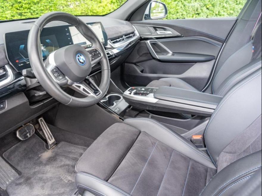 <p>&amp;nbsp;</p>
<p><span>01EK</span>&amp;nbsp;<span>BMW LM-velg dubbele spaak 871M STD</span></p>
<p><span>0230</span>&amp;nbsp;<span>EU-specifieke extra werkzaamheden</span></p>
<p><span>02PA</span>&amp;nbsp;<span>Wielbout met slot</span></p>
<p><span>02VB</span>&amp;nbsp;<span>Bandenspanningsweergave</span></p>
<p><span>02VC</span>&amp;nbsp;<span>Bandenreparatieset</span></p>
<p><span>02VF</span>&amp;nbsp;<span>Adaptief M-onderstel</span></p>
<p><span>0313</span>&amp;nbsp;<span>Buitenspiegel inklapbaar</span></p>
<p><span>0320</span>&amp;nbsp;<span>Ontfall, type-aanduiding</span></p>
<p><span>0322</span>&amp;nbsp;<span>Comforttoegang</span></p>
<p><span>0337</span>&amp;nbsp;<span>M Sportpakket</span></p>
<p><span>033B</span>&amp;nbsp;<span>M SPORTPAKKET PRO</span></p>
<p><span>03KA</span>&amp;nbsp;<span>Geluidsisolerende ruiten</span></p>
<p><span>03M2</span>&amp;nbsp;<span>M SPORTREM, ROOD HOOGGLANS</span></p>
<p><span>03MF</span>&amp;nbsp;<span>M koplampen Shadow Line</span></p>
<p><span>0420</span>&amp;nbsp;<span>Verduisterde ruiten</span></p>
<p><span>0430</span>&amp;nbsp;<span>Binnen-/buitenspiegel, aut. dimmend</span></p>
<p><span>0431</span>&amp;nbsp;<span>Binnenspiegel, automatisch dimmend</span></p>
<p><span>0478</span>&amp;nbsp;<span>Kinderstoeltjebevestiging</span></p>
<p><span>0481</span>&amp;nbsp;<span>Sportstoel</span></p>
<p><span>0494</span>&amp;nbsp;<span>Stoelverwarming bestuurder/passagier</span></p>
<p><span>04AT</span>&amp;nbsp;<span>Interieurstrips hoogglanzend zwart</span></p>
<p><span>04GQ</span>&amp;nbsp;<span>M veiligheidsgordels</span></p>
<p><span>04NW</span>&amp;nbsp;<span>LUXURY DASHBOARD</span></p>
<p><span>04T2</span>&amp;nbsp;<span>LADEKABEL PROFESSIONAL (MODE 3)</span></p>
<p><span>04U9</span>&amp;nbsp;<span>Akoestische voetgangersbescherming</span></p>
<p><span>04V1</span>&amp;nbsp;<span>BMW ICONICSOUNDS ELECTRIC</span></p>
<p><span>0548</span>&amp;nbsp;<span>Kilometersnelheidsmeter</span></p>
<p><span>0552</span>&amp;nbsp;<span>Adaptieve LED-koplamp</span></p>
<p><span>05AC</span>&amp;nbsp;<span>Grootlichtassistent</span></p>
<p><span>05AV</span>&amp;nbsp;<span>Active Guard</span></p>
<p><span>05DM</span>&amp;nbsp;<span>Parkeerhulpsysteem</span></p>
<p><span>0654</span>&amp;nbsp;<span>DAB-Tuner (voorbereid voor DAB+)</span></p>
<p><span>06AE</span>&amp;nbsp;<span>Teleservices</span></p>
<p><span>06AF</span>&amp;nbsp;<span>Wettelijke noodoproep</span></p>
<p><span>06AK</span>&amp;nbsp;<span>Connected Drive Services</span></p>
<p><span>06NX</span>&amp;nbsp;<span>Storage tray wireless Charging</span></p>
<p><span>0710</span>&amp;nbsp;<span>M leerstuurwiel</span></p>
<p><span>0754</span>&amp;nbsp;<span>M Achterspoiler</span></p>
<p><span>0760</span>&amp;nbsp;<span>Hoogglans Shadow line</span></p>
<p><span>0775</span>&amp;nbsp;<span>Dakhemel antraciet</span></p>
<p><span>07EV</span>&amp;nbsp;<span>Optiepakket</span></p>
<p><span>07M9</span>&amp;nbsp;<span>M Schadow Line met uitgebreide scope</span></p>
<p><span>0868</span>&amp;nbsp;<span>Taal Nederlands</span></p>
<p><span>0886</span>&amp;nbsp;<span>Boorddocumentatie Nederlands</span></p>
<p><span>08R3</span>&amp;nbsp;<span>COC EXTRA UITRUSTING</span></p>
<p><span>08R9</span>&amp;nbsp;<span>Koelmiddel R1234yf</span></p>
<p><span>08TF</span>&amp;nbsp;<span>Actieve voetgangersbescherming</span></p>
<p><span>08WN</span>&amp;nbsp;<span>Regeling E</span></p>
<p><span>09QV</span>&amp;nbsp;<span>Voorbereiding Driving Assistant Plus</span></p>
<p><span>09T1</span>&amp;nbsp;<span>M SPORT EXTERIEURUMFAENGE</span></p>
<p><span>09T2</span>&amp;nbsp;<span>M SPORT interieuromvangen</span></p>
<p><span>09TB</span>&amp;nbsp;<span>SPEZ. ZUSATZUMF. M SPORTPAKET PRO</span></p>
<p><span>A050</span>&amp;nbsp;<span>AGM-accu 50 Ah</span></p>
<p>&amp;nbsp;</p>
<p>&amp;nbsp;</p>