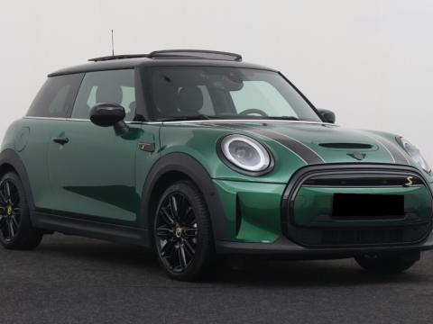 Te koop: een prachtige groene MINI, vervaardigd door MINI, en uitgerust met een automatische transmissie. Dit voertuig staat niet alleen prachtig in een metallic kleur, maar is ook voorzien van tal van geavanceerde opties die elke rit bijzonder maken. Denk aan een multifunctionele leren stuurwiel en de zekerheden van verkeersbordherkenning en cruisecontrol.

Bij het binnenkomen zul je meteen de luxe voorstoelen voelen, die verwarmd zijn voor jouw comfort. Ook de elektrisch bedienbare ramen en centrale vergrendeling zorgen ervoor dat je gemakkelijk toegang hebt tot deze mooie auto. De on-board computer en servo-sturing maken het rijden nog aangenamer. De middenarmsteun biedt extra ondersteuning, vooral tijdens langere ritten.

De parkeerassist en de achteruitrijcamera maken het inparkeren eenvoudig, terwijl de automatische airco de cabine op een aangename temperatuur houdt, zelfs tijdens de warmste dagen. Deze MINI is ook uitgerust met bluetooth-connectiviteit, zodat je gemakkelijk je smartphone kunt koppelen voor handsfree bellen en muziek streamen.

De radio met USB-poort biedt de mogelijkheid om je favoriete nummers af te spelen, en met de elektrisch inklapbare buitenspiegels ben je verzekerd van een geweldige zichtbaarheid. Het panoramische dak zorgt voor een gevoel van ruimte en biedt een spectaculair uitzicht.

Veiligheid is ook een prioriteit in deze MINI. De auto is uitgerust met vier airbags, ABS, een ISOFIX kinderverankeringssysteem en een vermoeidheidsdetectie functie. De full LED-koplampen en het bandenspanningscontrolesysteem dragen bij aan een zorgeloze rijervaring.

Met dit voertuig wordt elke reis een waar genoegen, of je nu naar het werk rijdt of een weekendje weggaat. Mis deze kans niet om eigenaar te worden van deze indrukwekkende MINI!